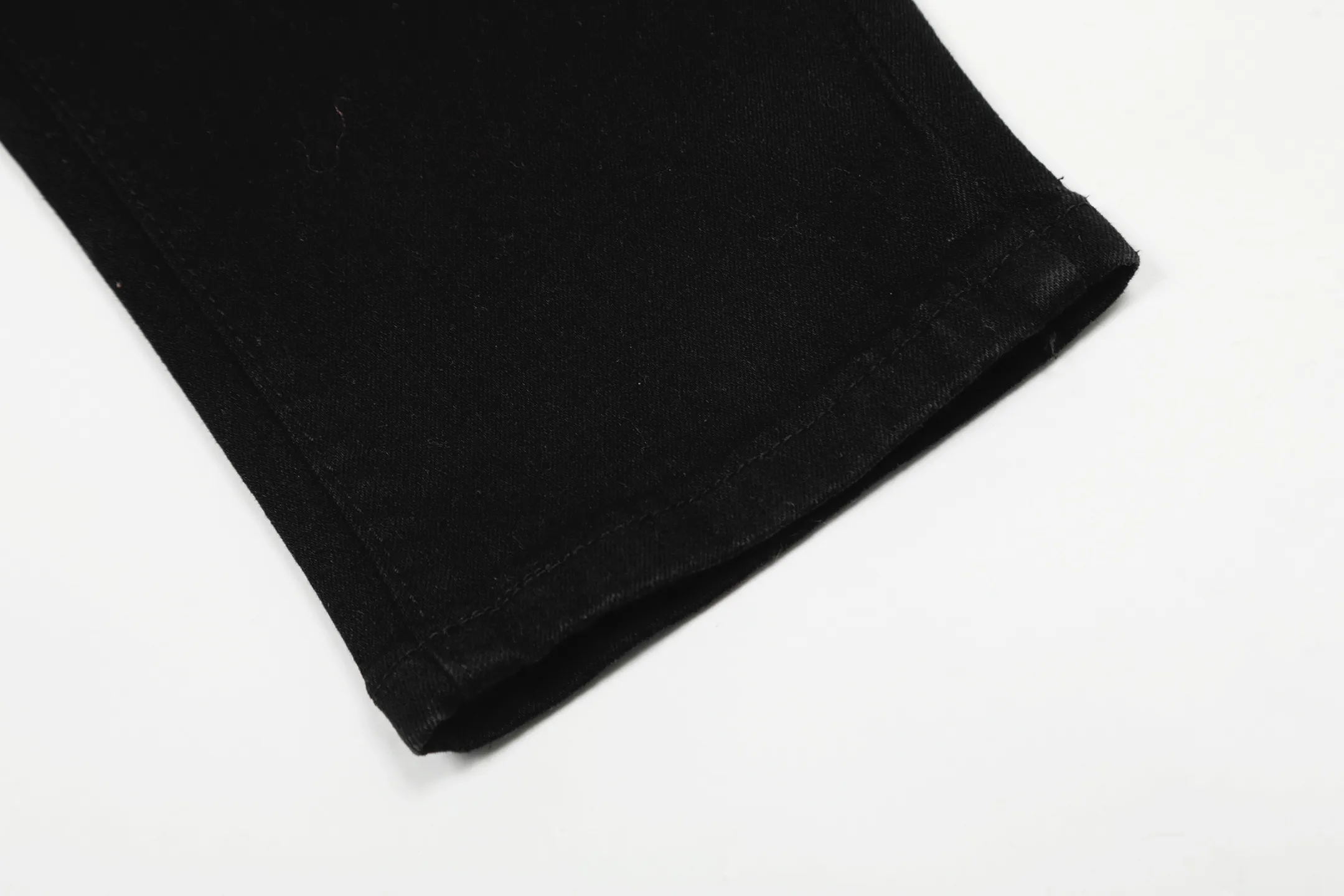 #M34 P168💰 Amiri classic embroidered patched leather ripped lettering jeans. Slim fit jeans. Produced by a major washed factory. Full of high-end. Partial destruction of the knees and patchwork design. Already used as a facade design. Leather waist nameplate. The focus of this style is not on the washing, but on the shape and version of the destruction. The secret lies in the craftsmanship of the master. The cost of post-processing, grinding, cutting, etc. is far beyond the cost of assembly line products. Color: Picture color Size: 30-32-34-36