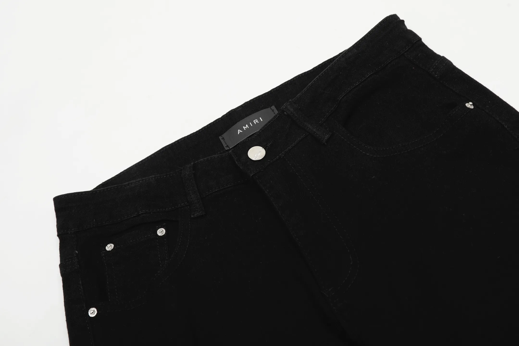 #M34 P168💰 Amiri classic embroidered patched leather ripped lettering jeans. Slim fit jeans. Produced by a major washed factory. Full of high-end. Partial destruction of the knees and patchwork design. Already used as a facade design. Leather waist nameplate. The focus of this style is not on the washing, but on the shape and version of the destruction. The secret lies in the craftsmanship of the master. The cost of post-processing, grinding, cutting, etc. is far beyond the cost of assembly line products. Color: Picture color Size: 30-32-34-36