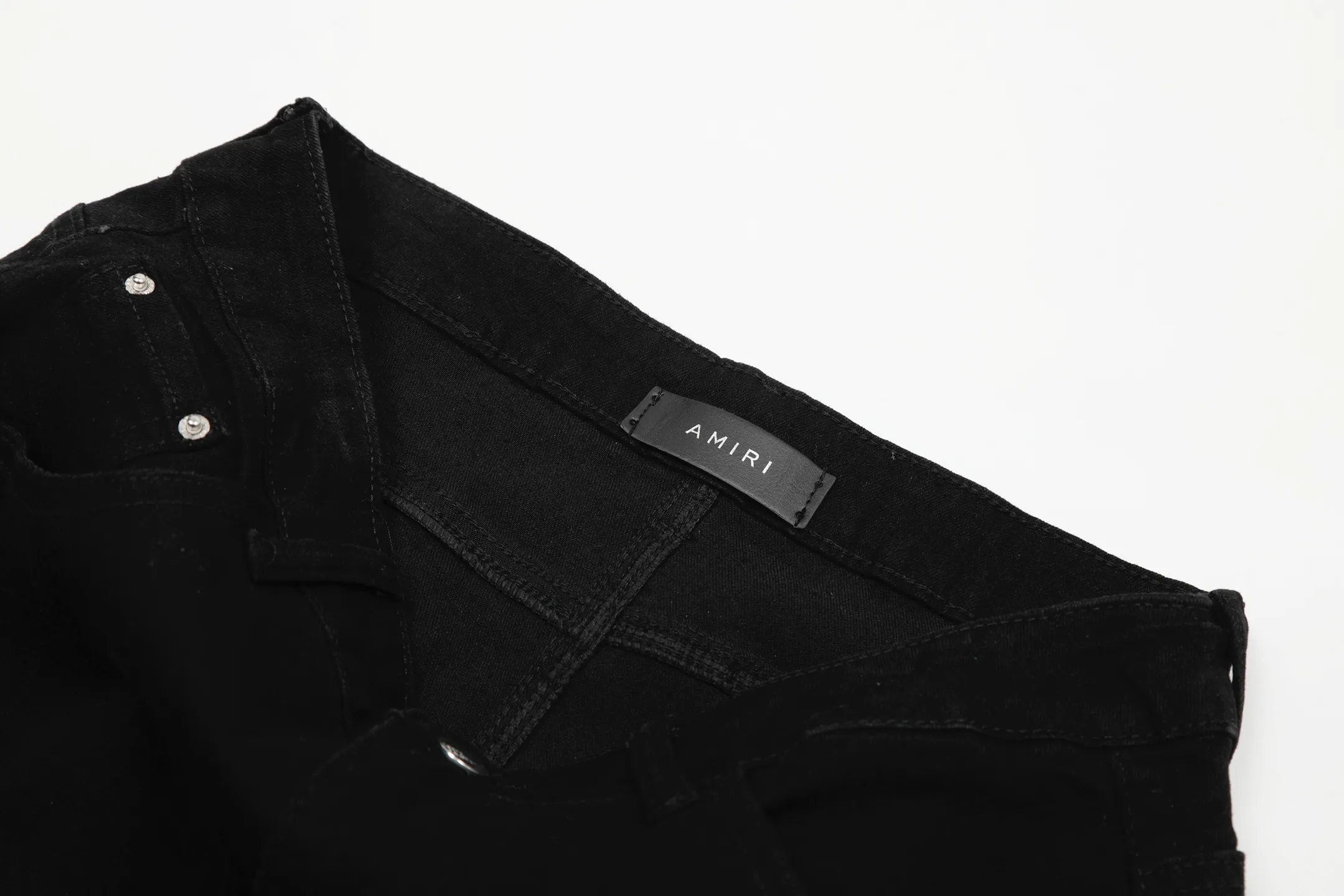 #M34 P168💰 Amiri classic embroidered patched leather ripped lettering jeans. Slim fit jeans. Produced by a major washed factory. Full of high-end. Partial destruction of the knees and patchwork design. Already used as a facade design. Leather waist nameplate. The focus of this style is not on the washing, but on the shape and version of the destruction. The secret lies in the craftsmanship of the master. The cost of post-processing, grinding, cutting, etc. is far beyond the cost of assembly line products. Color: Picture color Size: 30-32-34-36