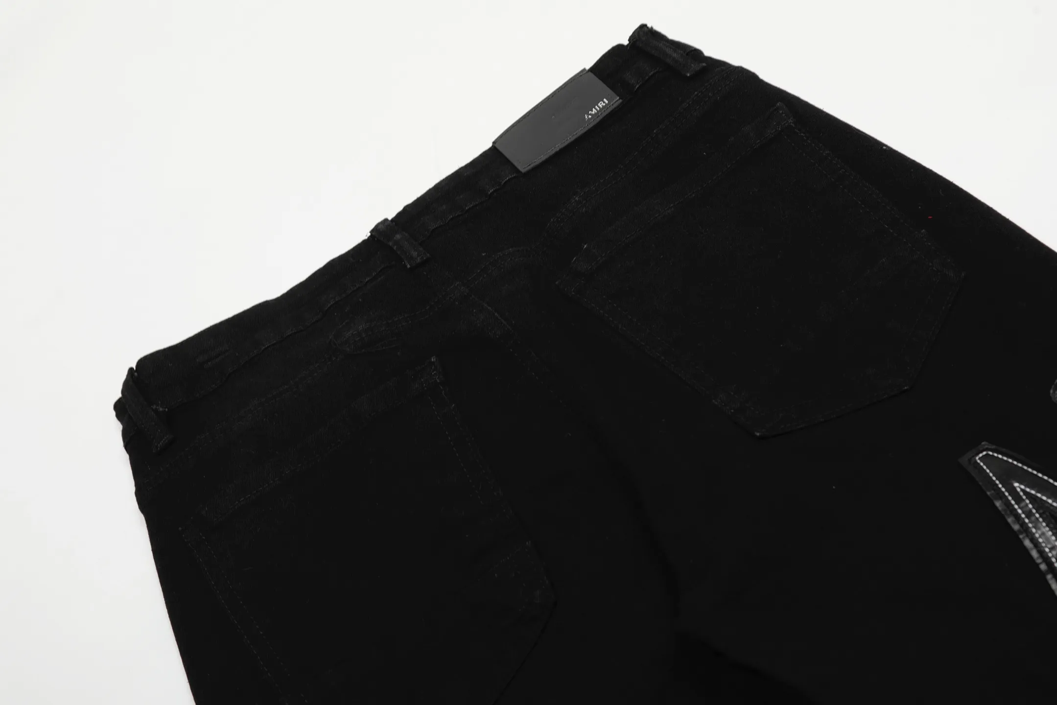 #M34 P168💰 Amiri classic embroidered patched leather ripped lettering jeans. Slim fit jeans. Produced by a major washed factory. Full of high-end. Partial destruction of the knees and patchwork design. Already used as a facade design. Leather waist nameplate. The focus of this style is not on the washing, but on the shape and version of the destruction. The secret lies in the craftsmanship of the master. The cost of post-processing, grinding, cutting, etc. is far beyond the cost of assembly line products. Color: Picture color Size: 30-32-34-36
