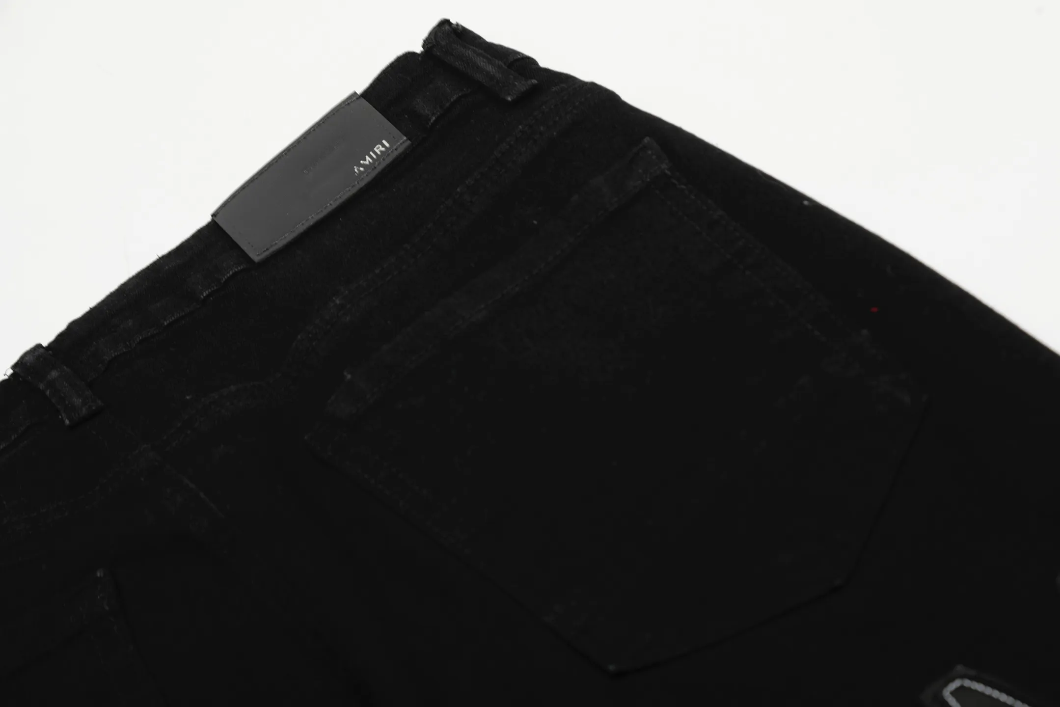 #M34 P168💰 Amiri classic embroidered patched leather ripped lettering jeans. Slim fit jeans. Produced by a major washed factory. Full of high-end. Partial destruction of the knees and patchwork design. Already used as a facade design. Leather waist nameplate. The focus of this style is not on the washing, but on the shape and version of the destruction. The secret lies in the craftsmanship of the master. The cost of post-processing, grinding, cutting, etc. is far beyond the cost of assembly line products. Color: Picture color Size: 30-32-34-36
