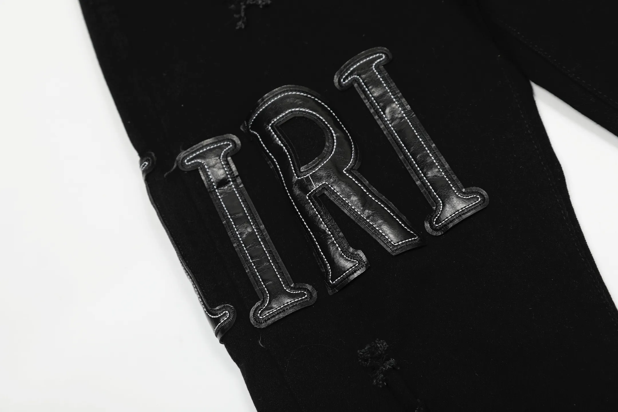 #M34 P168💰 Amiri classic embroidered patched leather ripped lettering jeans. Slim fit jeans. Produced by a major washed factory. Full of high-end. Partial destruction of the knees and patchwork design. Already used as a facade design. Leather waist nameplate. The focus of this style is not on the washing, but on the shape and version of the destruction. The secret lies in the craftsmanship of the master. The cost of post-processing, grinding, cutting, etc. is far beyond the cost of assembly line products. Color: Picture color Size: 30-32-34-36