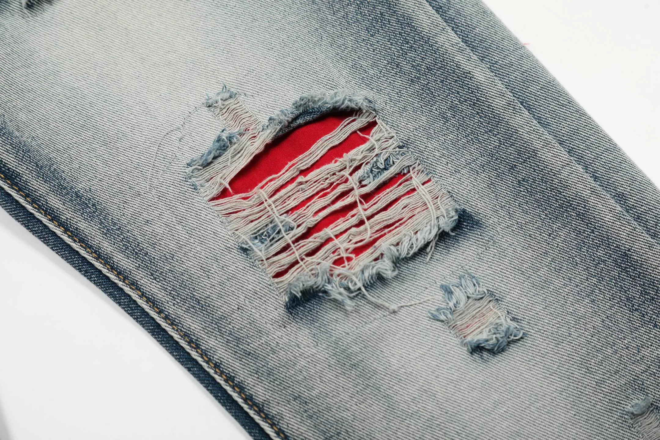 #M27 P168💰 Amiri classic embroidered patched leather ripped letter skinny jeans. Slim skinny jeans. Produced by a major washed factory. Full of high-end feel. Knee part destroyed design with patchwork design. Already used as facade design. Leather waist nameplate. The focus of this style is not on washing, but on the destroyed shape and version. The secret lies in the craftsmanship of the master. The cost of post-processing, grinding, cutting, etc. is far beyond the cost of assembly line products. Color: Picture color Size: 30-32-34-36