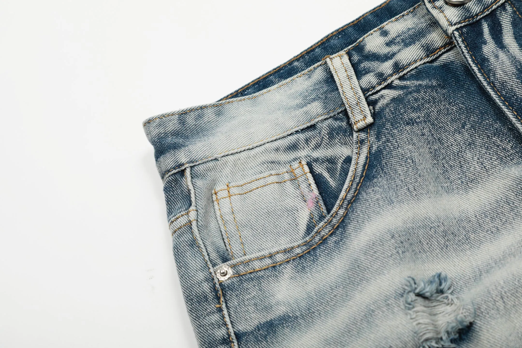 #M27 P168💰 Amiri classic embroidered patched leather ripped letter skinny jeans. Slim skinny jeans. Produced by a major washed factory. Full of high-end feel. Knee part destroyed design with patchwork design. Already used as facade design. Leather waist nameplate. The focus of this style is not on washing, but on the destroyed shape and version. The secret lies in the craftsmanship of the master. The cost of post-processing, grinding, cutting, etc. is far beyond the cost of assembly line products. Color: Picture color Size: 30-32-34-36