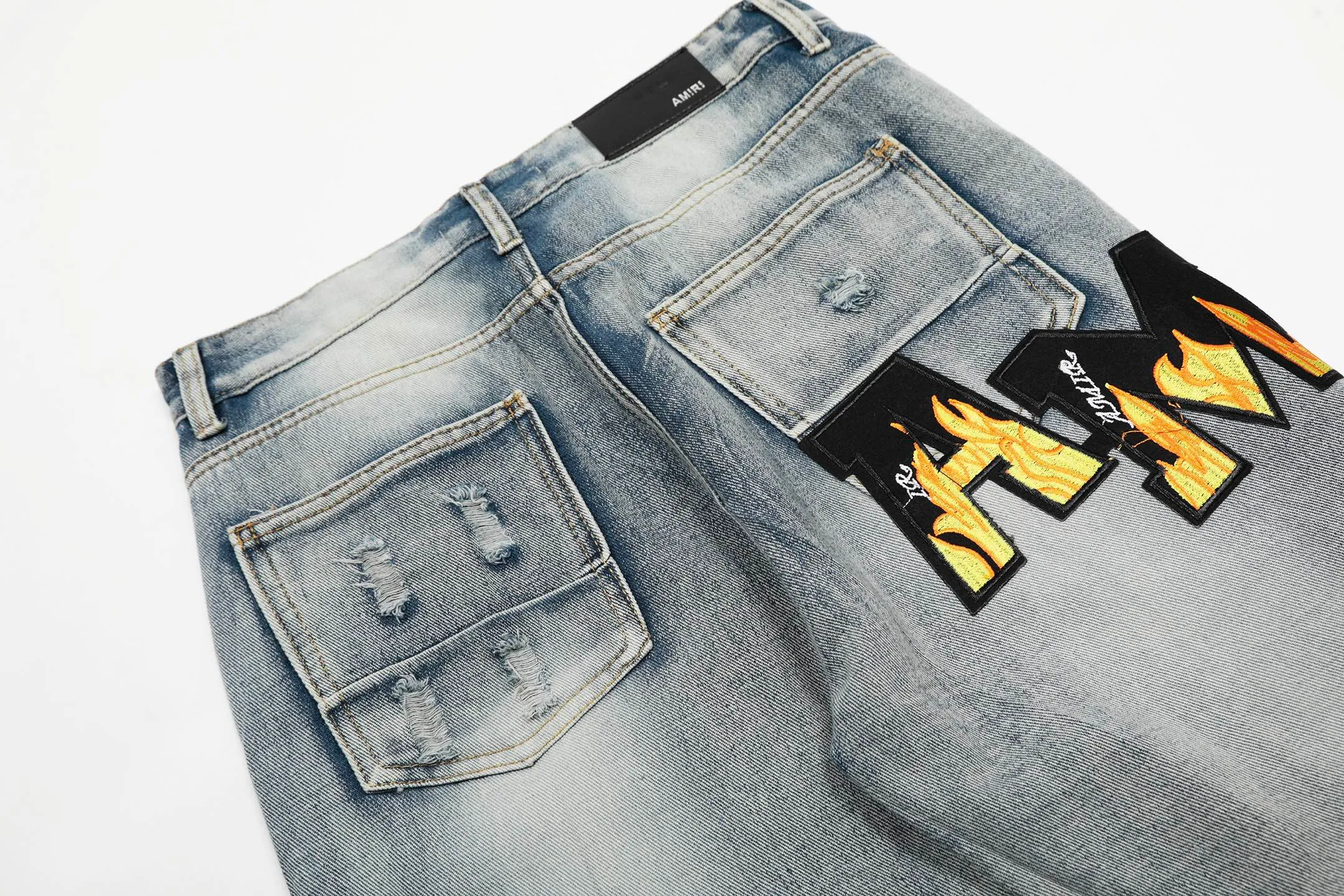 #M27 P168💰 Amiri classic embroidered patched leather ripped letter skinny jeans. Slim skinny jeans. Produced by a major washed factory. Full of high-end feel. Knee part destroyed design with patchwork design. Already used as facade design. Leather waist nameplate. The focus of this style is not on washing, but on the destroyed shape and version. The secret lies in the craftsmanship of the master. The cost of post-processing, grinding, cutting, etc. is far beyond the cost of assembly line products. Color: Picture color Size: 30-32-34-36