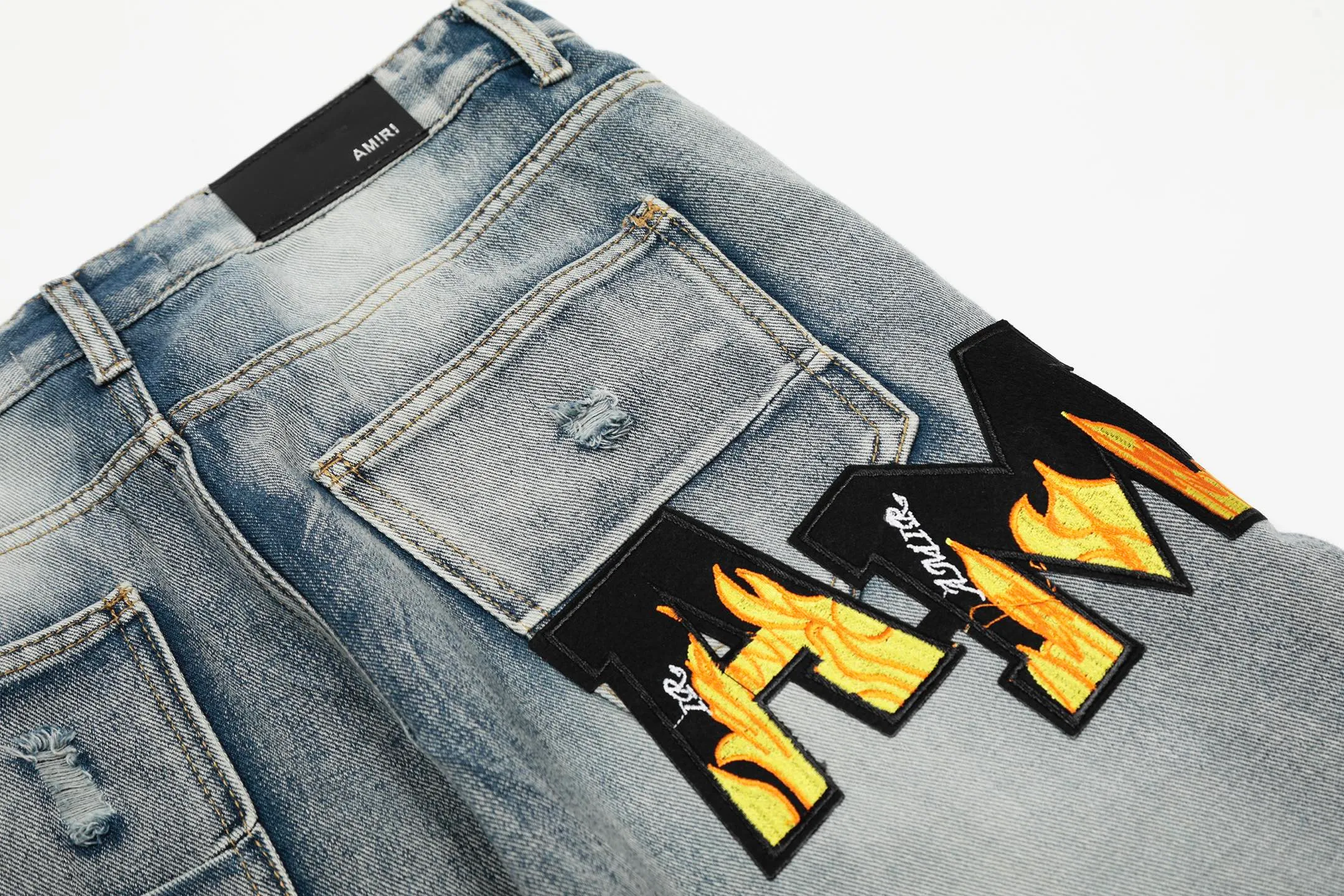 #M27 P168💰 Amiri classic embroidered patched leather ripped letter skinny jeans. Slim skinny jeans. Produced by a major washed factory. Full of high-end feel. Knee part destroyed design with patchwork design. Already used as facade design. Leather waist nameplate. The focus of this style is not on washing, but on the destroyed shape and version. The secret lies in the craftsmanship of the master. The cost of post-processing, grinding, cutting, etc. is far beyond the cost of assembly line products. Color: Picture color Size: 30-32-34-36