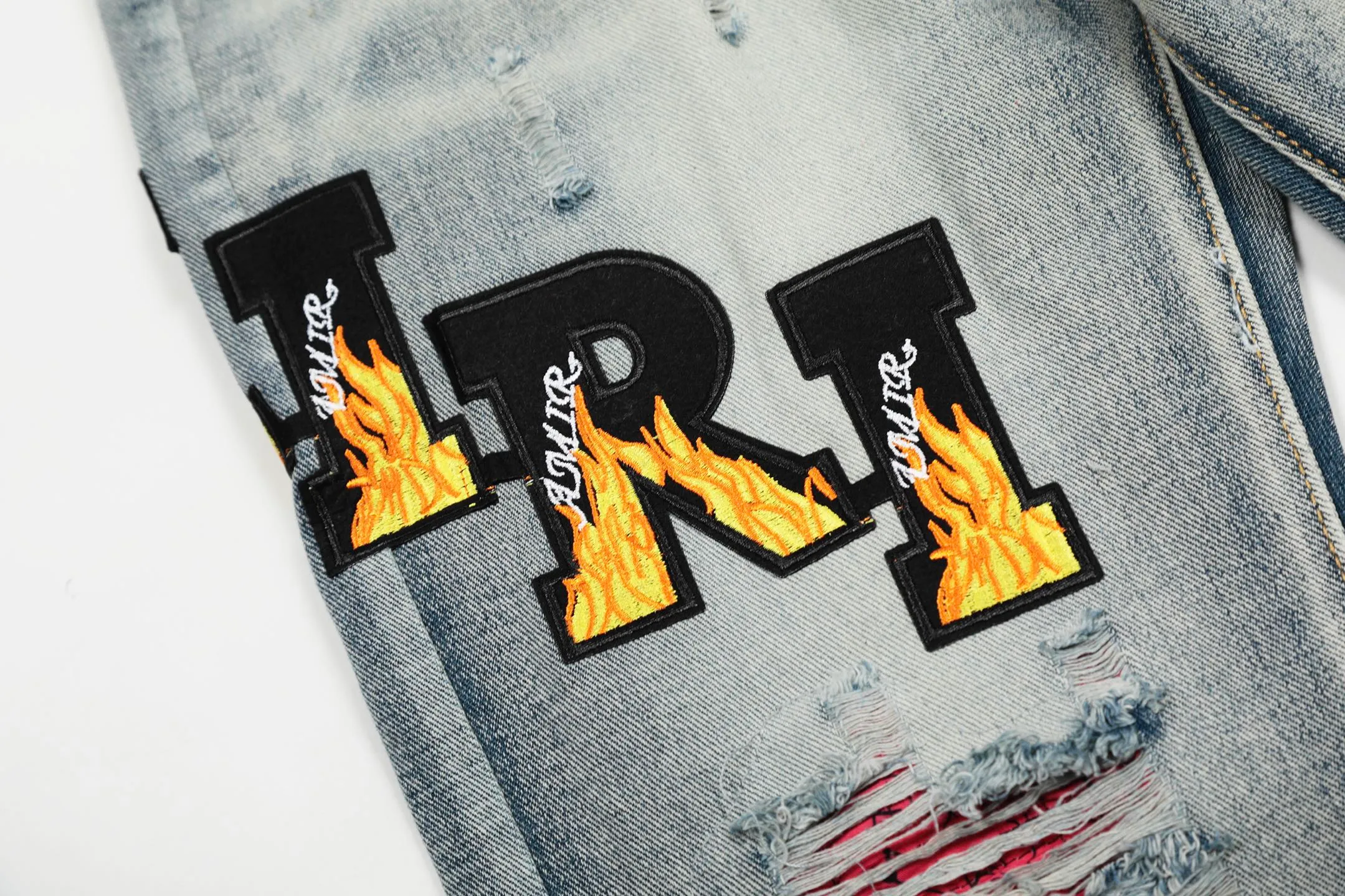 #M27 P168💰 Amiri classic embroidered patched leather ripped letter skinny jeans. Slim skinny jeans. Produced by a major washed factory. Full of high-end feel. Knee part destroyed design with patchwork design. Already used as facade design. Leather waist nameplate. The focus of this style is not on washing, but on the destroyed shape and version. The secret lies in the craftsmanship of the master. The cost of post-processing, grinding, cutting, etc. is far beyond the cost of assembly line products. Color: Picture color Size: 30-32-34-36