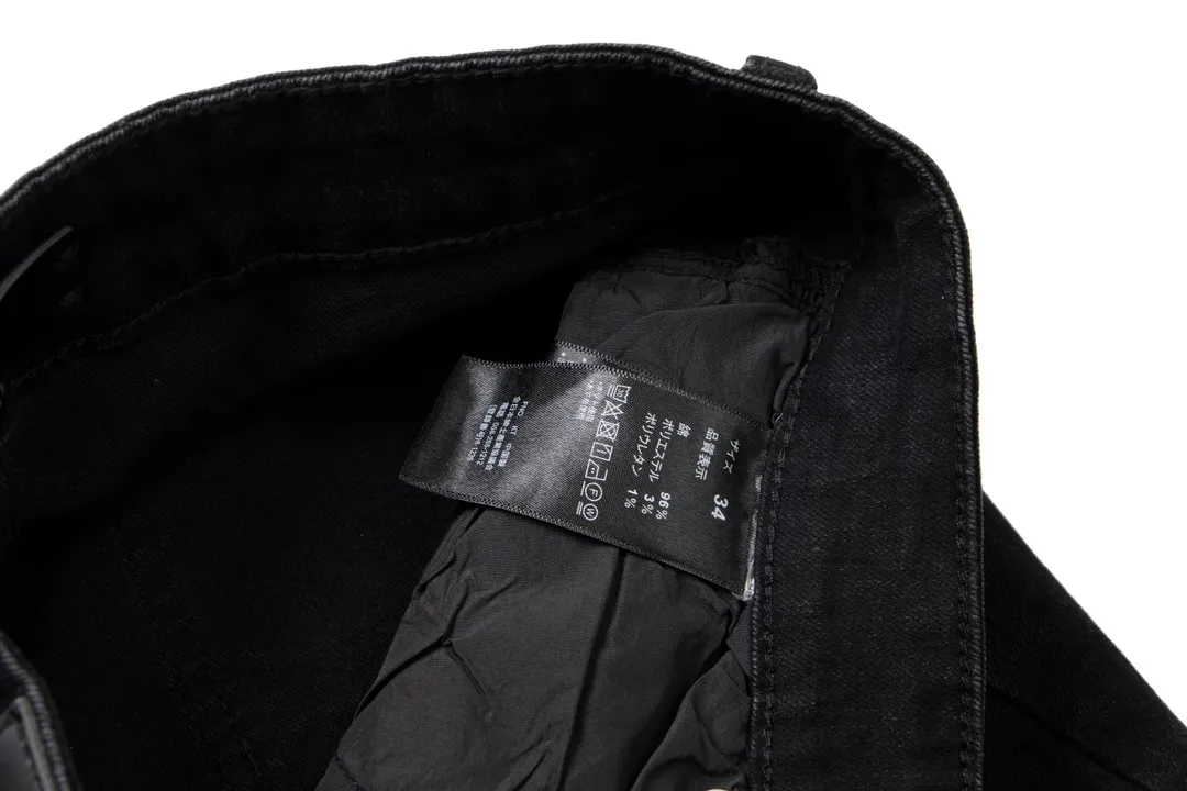 P230 [next day] AMIRI MX1 Hot Diamond High Street Jeans Slim Fit Stretch Washed Knife Cut Hole Trousers FOG High Street Men's Fashion AMIRI Black Leather Hot Diamond Jeans Washed by Ningbo Factory Front and Back Whiskers on the trouser legs are fading, full of high-end sense Partial destruction of the knees and leather patchwork design Already used as facade design Leather waist nameplate Customized crotch placket hardware with engraved molding The focus of this style is not on washing, but on the shape and pattern of damage. The secret lies in the craftsmanship of the master. The cost of post-production grinding, machining, knife cutting, etc. These hand-made products are far beyond comparison with assembly line products. Color: Black Size: 28 30 32 34 (s-XL) Detailed sizes can be found in Figure 9