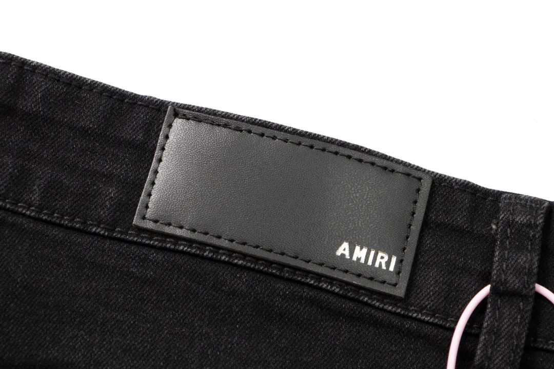 P230 [next day] AMIRI MX1 Hot Diamond High Street Jeans Slim Fit Stretch Washed Knife Cut Hole Trousers FOG High Street Men's Fashion AMIRI Black Leather Hot Diamond Jeans Washed by Ningbo Factory Front and Back Whiskers on the trouser legs are fading, full of high-end sense Partial destruction of the knees and leather patchwork design Already used as facade design Leather waist nameplate Customized crotch placket hardware with engraved molding The focus of this style is not on washing, but on the shape and pattern of damage. The secret lies in the craftsmanship of the master. The cost of post-production grinding, machining, knife cutting, etc. These hand-made products are far beyond comparison with assembly line products. Color: Black Size: 28 30 32 34 (s-XL) Detailed sizes can be found in Figure 9