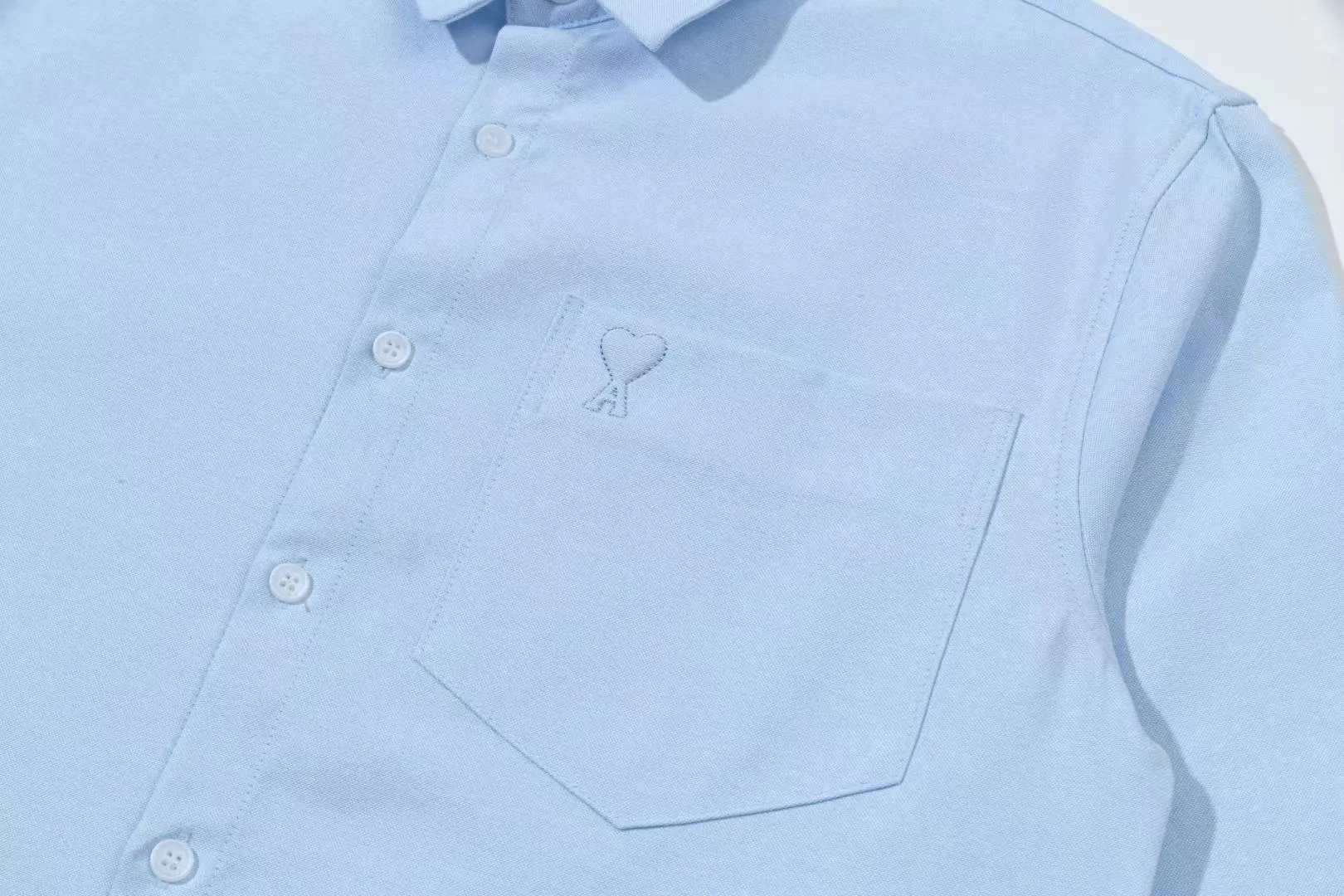 2216# AMI Paris 2025 early autumn new product ADC box type, chest pocket, classic invisible three-dimensional embroidered small love, casual cotton solid color long-sleeved Oxford shirt, original customized 180g pure cotton fabric, regular version, same style for men and women, color: white, pink, blue, size: S-XL