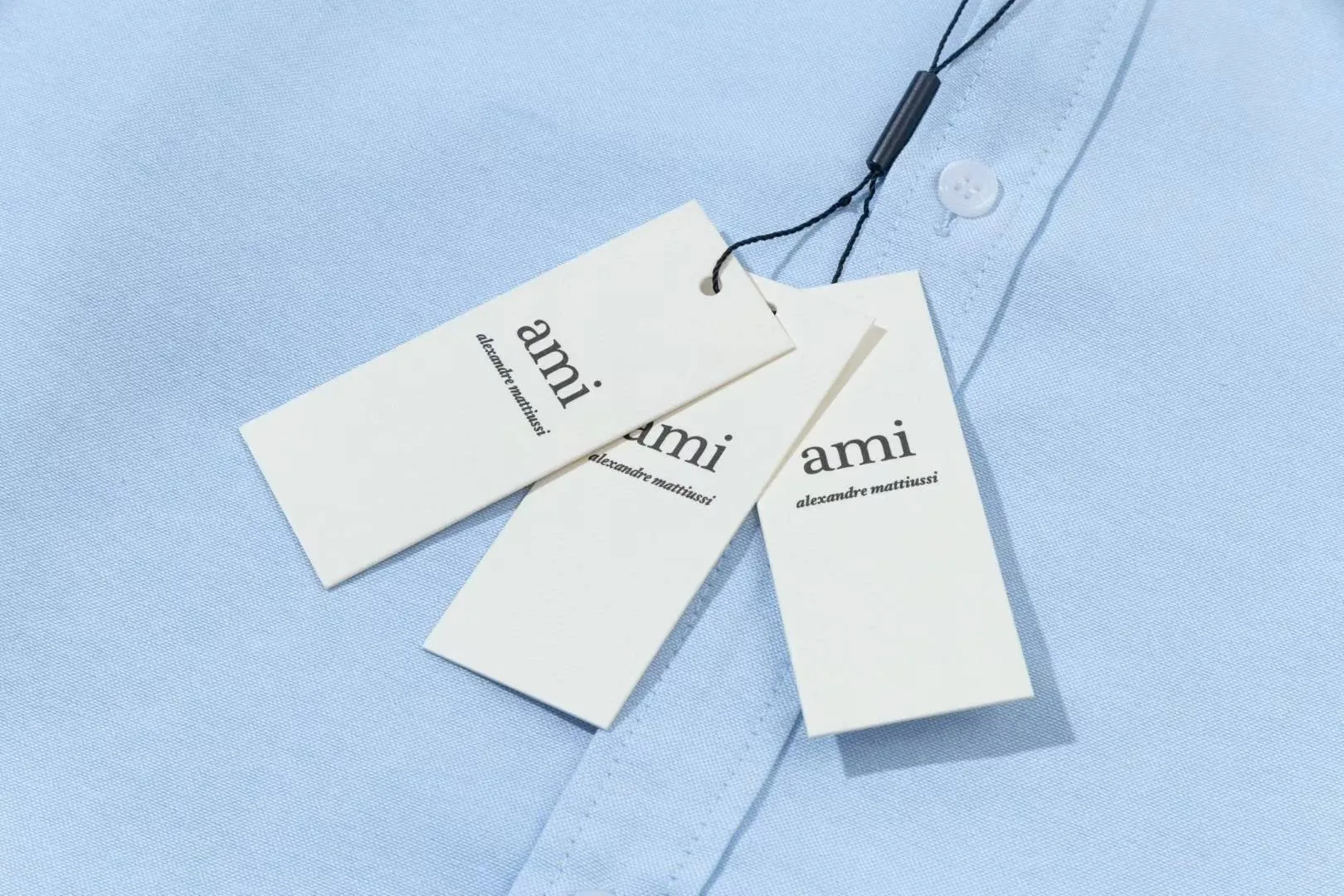 2216# AMI Paris 2025 early autumn new product ADC box type, chest pocket, classic invisible three-dimensional embroidered small love, casual cotton solid color long-sleeved Oxford shirt, original customized 180g pure cotton fabric, regular version, same style for men and women, color: white, pink, blue, size: S-XL