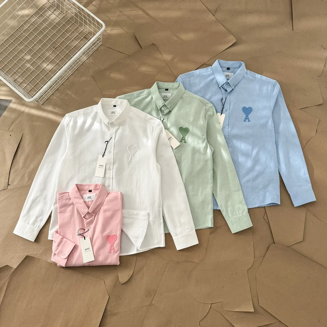 Ami Paris same color large heart embroidered Oxford cloth cotton button corner collar casual shirt - same style for men and women. Fashionable and versatile long-sleeved shirt with same color letter embroidery decoration! On sale simultaneously at counters!  Made of custom-woven 100% Oxford cloth pure cotton, it feels soft and delicate, has excellent moisture absorption and perspiration performance, and is very comfortable and skin-friendly when worn next to the skin! The chest of the shirt is decorated with the classic love letter A logo embroidery. The top-notch embroidery technology is tight, full and full of details, and is cleverly embellished with bright red. It carries all the eye-catching points. It follows the consistent minimalist French attitude. The fabric is soft and comfortable, suitable for any versatile casual shirt couple!  Color: Green Pink White Blue Size: S-M-L-XL Shoulder Width: 47-48-49-50 Bust: 106-110-114-118 Length: 71-73-75-76 Sleeve Length: 60-61-62-63