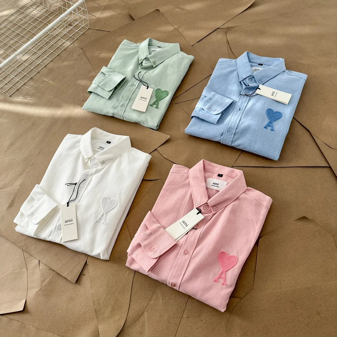 Ami Paris same color large heart embroidered Oxford cloth cotton button corner collar casual shirt - same style for men and women. Fashionable and versatile long-sleeved shirt with same color letter embroidery decoration! On sale simultaneously at counters!  Made of custom-woven 100% Oxford cloth pure cotton, it feels soft and delicate, has excellent moisture absorption and perspiration performance, and is very comfortable and skin-friendly when worn next to the skin! The chest of the shirt is decorated with the classic love letter A logo embroidery. The top-notch embroidery technology is tight, full and full of details, and is cleverly embellished with bright red. It carries all the eye-catching points. It follows the consistent minimalist French attitude. The fabric is soft and comfortable, suitable for any versatile casual shirt couple!  Color: Green Pink White Blue Size: S-M-L-XL Shoulder Width: 47-48-49-50 Bust: 106-110-114-118 Length: 71-73-75-76 Sleeve Length: 60-61-62-63