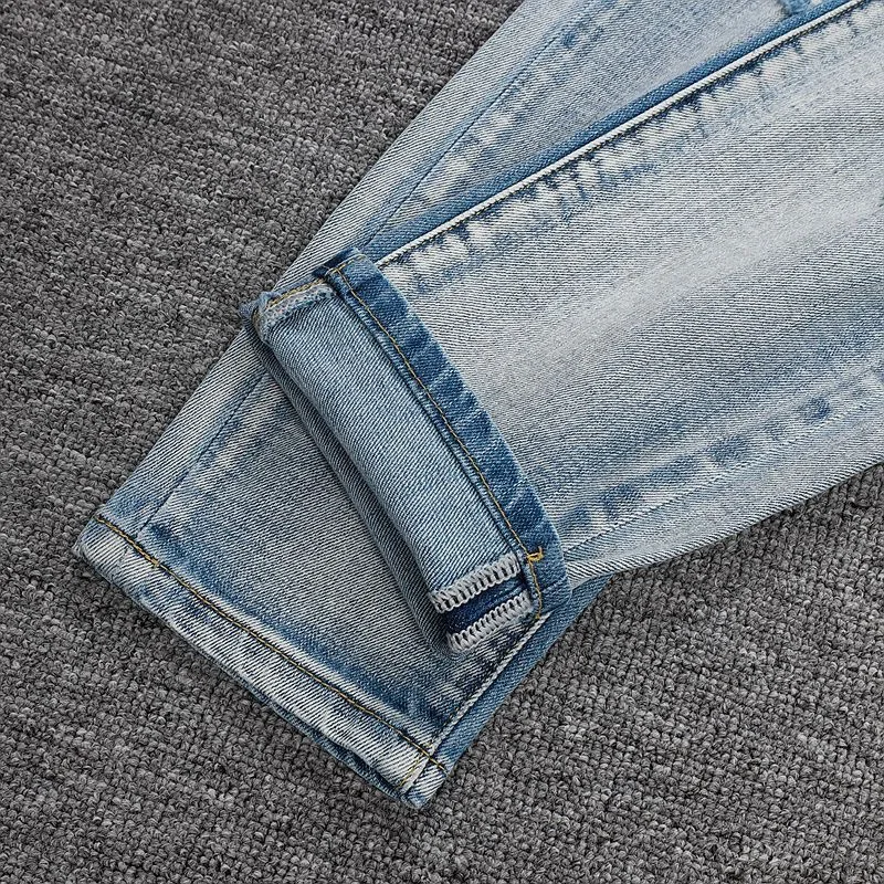 P246 💰 (Top version) AMIRI popular high street jeans slim fit stretch washed knife cut trousers for men. AMIRI amiri is transliterated as Emil, which is the name of the founder. Mike Amiri, the founder of amiri, grew up in Los Angeles, USA. He was influenced by local street culture and Punk Rock since childhood, so he founded the amiri brand named after himself. A variety of trendy clothing meets the needs of different fashion players. Amiri clothing has novel and unique styles and is a well-known street brand in the United States. The styles and styles of many clothes are loved by many street photographers. The various clothing styles meet the dressing needs of different people, show their unique temperament, and show the trend of dressing. amiri's jeans are relatively famous. Not only do they have many styles, but the quality of the jeans is also very good. Many celebrities have also worn amiri brand jeans. Color: Picture color Size: 28, 30, 32, 34, 36 28 30 32 34 36 Waist 71 76 81 86 91 Qianlang 26.5 27.5 28.5 29.5 30.5 Hou Lang 37 38 39 40 41 Foot 14 14.8 15.6 16.4 17.2 Foreign Minister 100 102 104 106 107