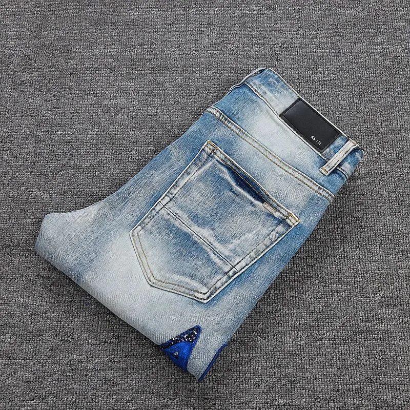 P246 💰 (Top version) AMIRI popular high street jeans slim fit stretch washed knife cut trousers for men. AMIRI amiri is transliterated as Emil, which is the name of the founder. Mike Amiri, the founder of amiri, grew up in Los Angeles, USA. He was influenced by local street culture and Punk Rock since childhood, so he founded the amiri brand named after himself. A variety of trendy clothing meets the needs of different fashion players. Amiri clothing has novel and unique styles and is a well-known street brand in the United States. The styles and styles of many clothes are loved by many street photographers. The various clothing styles meet the dressing needs of different people, show their unique temperament, and show the trend of dressing. amiri's jeans are relatively famous. Not only do they have many styles, but the quality of the jeans is also very good. Many celebrities have also worn amiri brand jeans. Color: Picture color Size: 28, 30, 32, 34, 36 28 30 32 34 36 Waist 71 76 81 86 91 Qianlang 26.5 27.5 28.5 29.5 30.5 Hou Lang 37 38 39 40 41 Foot 14 14.8 15.6 16.4 17.2 Foreign Minister 100 102 104 106 107