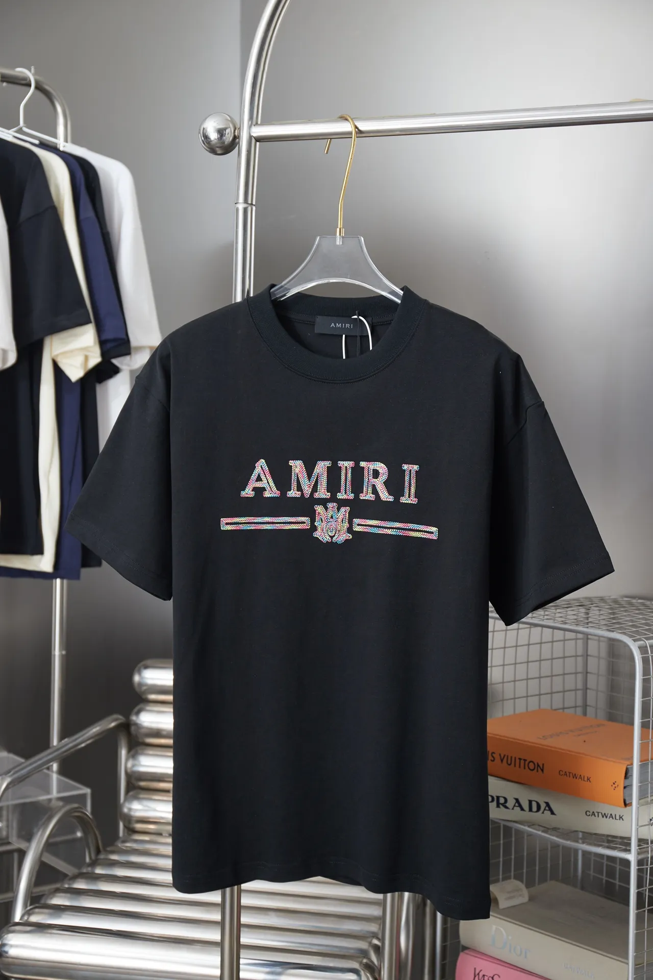 P150 AMIRI 25SS early spring new style short sleeves with embroidered letters, light luxury, a must-have item for daily commuting for men and women, correct version, welcome to compare, detailed features · 320g 100% pure cotton double yarn jersey fabric · Special thickened 32 pieces of double-strand 1X1 thread in the same vat custom dyeing · Imported Tajima machine embroidery color hollow show. Garment washing water: ㊗️ Washing water is to make the embroidery softer · Double-needle sewing and cross-seam technology · Original main mark, washed tag, brand moisture-proof paper packaging Color: black/white Size: S/M/L/XL