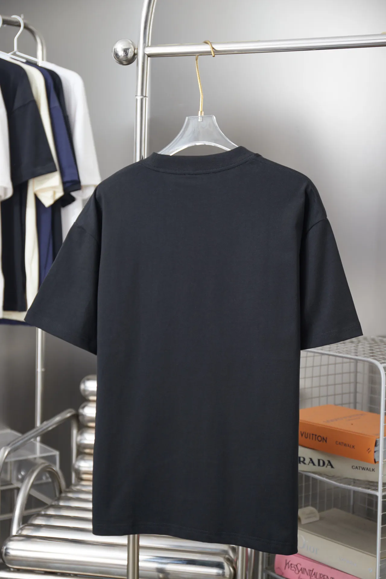 P150 AMIRI 25SS early spring new style short sleeves with embroidered letters, light luxury, a must-have item for daily commuting for men and women, correct version, welcome to compare, detailed features · 320g 100% pure cotton double yarn jersey fabric · Special thickened 32 pieces of double-strand 1X1 thread in the same vat custom dyeing · Imported Tajima machine embroidery color hollow show. Garment washing water: ㊗️ Washing water is to make the embroidery softer · Double-needle sewing and cross-seam technology · Original main mark, washed tag, brand moisture-proof paper packaging Color: black/white Size: S/M/L/XL