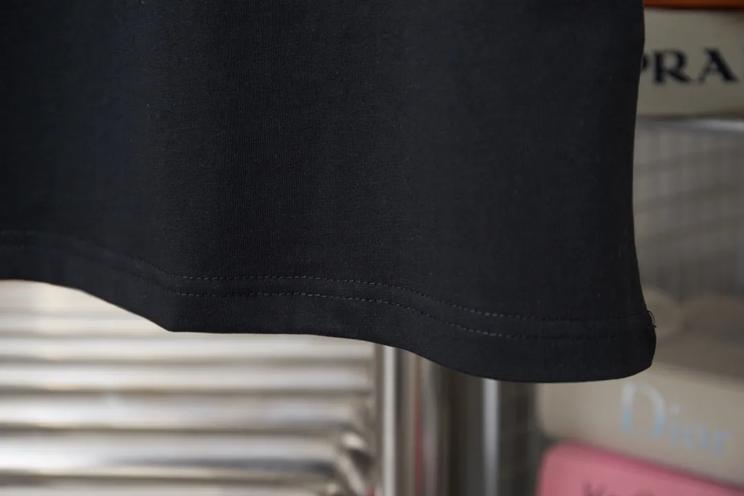 P150 AMIRI 25SS early spring new style short sleeves with embroidered letters, light luxury, a must-have item for daily commuting for men and women, correct version, welcome to compare, detailed features · 320g 100% pure cotton double yarn jersey fabric · Special thickened 32 pieces of double-strand 1X1 thread in the same vat custom dyeing · Imported Tajima machine embroidery color hollow show. Garment washing water: ㊗️ Washing water is to make the embroidery softer · Double-needle sewing and cross-seam technology · Original main mark, washed tag, brand moisture-proof paper packaging Color: black/white Size: S/M/L/XL