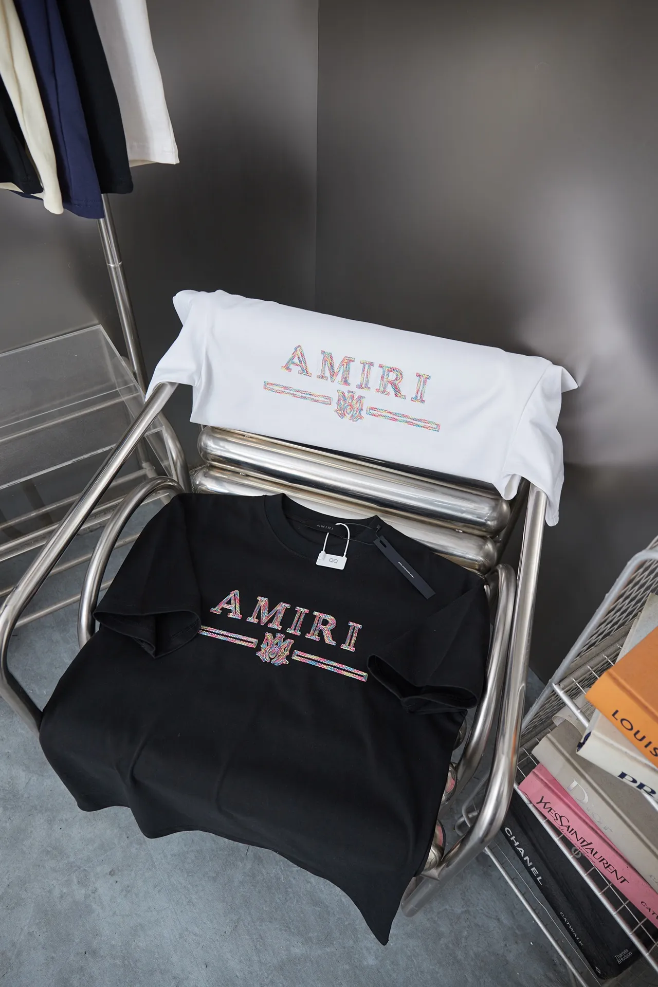 P150 AMIRI 25SS early spring new style short sleeves with embroidered letters, light luxury, a must-have item for daily commuting for men and women, correct version, welcome to compare, detailed features · 320g 100% pure cotton double yarn jersey fabric · Special thickened 32 pieces of double-strand 1X1 thread in the same vat custom dyeing · Imported Tajima machine embroidery color hollow show. Garment washing water: ㊗️ Washing water is to make the embroidery softer · Double-needle sewing and cross-seam technology · Original main mark, washed tag, brand moisture-proof paper packaging Color: black/white Size: S/M/L/XL