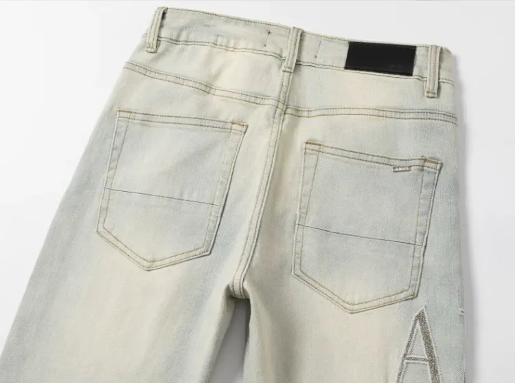 #N16 P246💰 (Extreme version) AMIRI popular high street jeans slim fit stretch washed knife cut trousers for men AMIRI amiri is transliterated as Emil, which is the name of the founder. Mike Amiri, the founder of amiri, grew up in Los Angeles, USA. He was influenced by local street culture and Punk Rock since childhood, so he founded the amiri brand named after himself. A variety of trendy clothing meets the needs of different trendy players. Amiri clothing has novel and unique styles and is a well-known street brand in the United States. The styles and styles of many clothes are loved by many street photographers. The various clothing styles meet the dressing needs of different people, show their unique temperament, and show the trend of dressing. amiri's jeans are relatively famous. Not only do they have many styles, but the quality of the jeans is also very good. Many celebrities have also worn amiri brand jeans. Color: Picture color Size: 28, 30, 32, 34, 36 28 30 32 34 36 Waist 71 76 81 86 91 Qianlang 26.5 27.5 28.5 29.5 30.5 Hou Lang 37 38 39 40 41 Foot 14 14.8 15.6 16.4 17.2 Foreign Minister 100 102 104 106 107