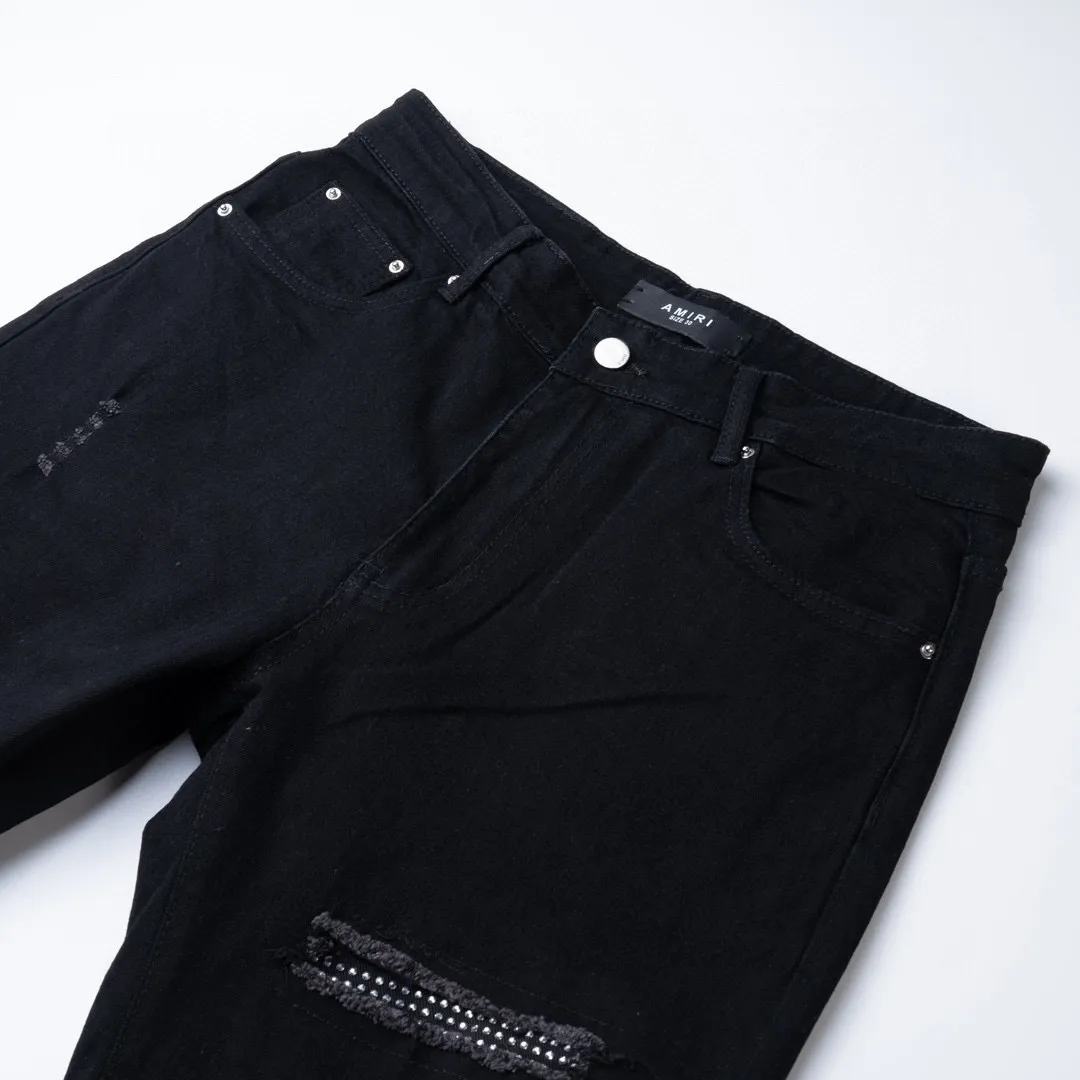 P260 High Street Heavy Industry) AMIRI black ripped high street jeans with diamonds! The transliteration of amiri is Emil, which is the name of the founder. Mike Amiri, the founder of amiri, grew up in Los Angeles, USA. He was influenced by local street culture and Punk Rock since he was a child, so he founded the amiri brand named after himself. A variety of trendy clothing meets the needs of different fashion players. Amiri clothing has novel and unique styles and is a well-known street brand in the United States. The styles and styles of many clothes are loved by many street photographers. The various clothing styles meet the dressing needs of different people, show their unique temperament, and show the trend of dressing. amiri's jeans are relatively famous. Not only do they have many styles, but the quality of their denim jackets is also very good. Many celebrities have also worn the amiri brand's denim series. The fabric is made of 100% cotton denim! High temperature setting, heavy sand washing, never fade, full of fashion! All made to order! -The colorful embroidery on the chest is so tense and the embroidery is neat! Imported machine for work! quality assurance!  -The entire garment is made with fine workmanship. Each seam is pressed using a double-needle machine. This stitching is a test of the workers' skills. If it goes astray, the entire garment will be scrapped. The hardware is custom-made, with exclusive logos, and is a one-to-one replica of the original! Original trademark! The fit is loose and slimming! Style number: 1554# Color: black Size: 28 30 32 34 (corresponding to S～XL)
