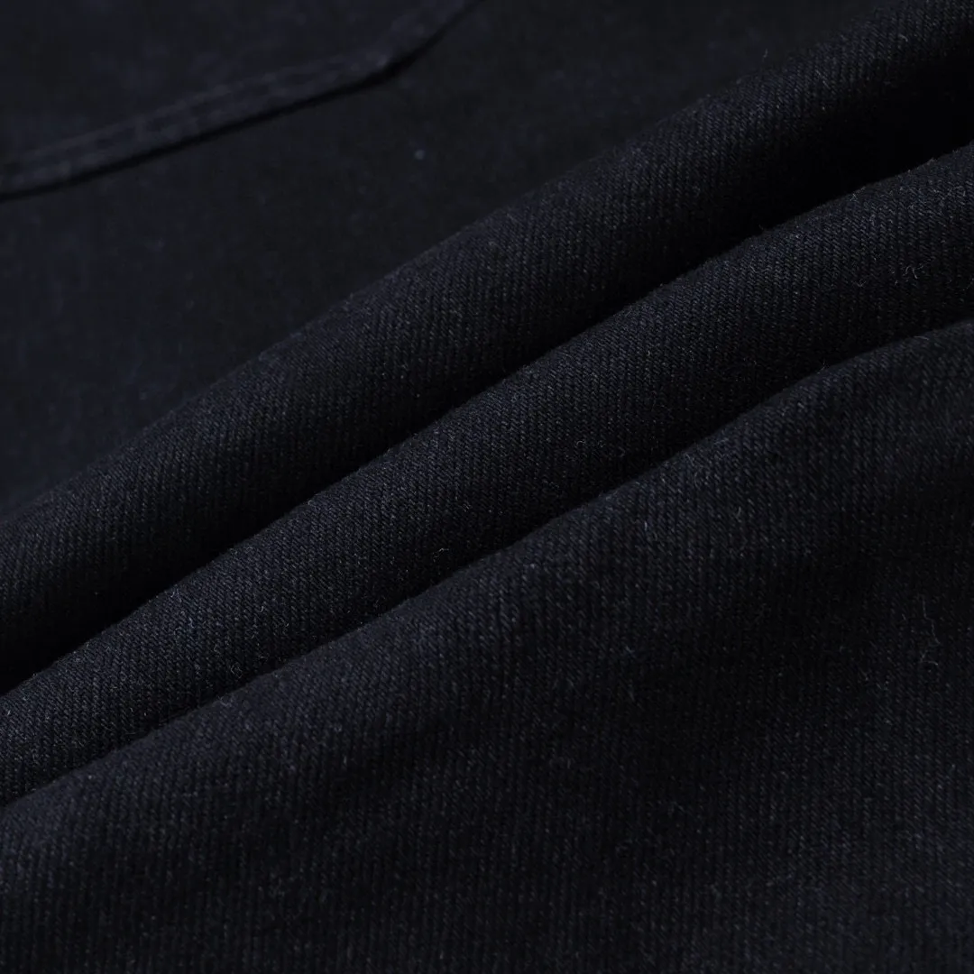 P260 High Street Heavy Industry) AMIRI black ripped high street jeans with diamonds! The transliteration of amiri is Emil, which is the name of the founder. Mike Amiri, the founder of amiri, grew up in Los Angeles, USA. He was influenced by local street culture and Punk Rock since he was a child, so he founded the amiri brand named after himself. A variety of trendy clothing meets the needs of different fashion players. Amiri clothing has novel and unique styles and is a well-known street brand in the United States. The styles and styles of many clothes are loved by many street photographers. The various clothing styles meet the dressing needs of different people, show their unique temperament, and show the trend of dressing. amiri's jeans are relatively famous. Not only do they have many styles, but the quality of their denim jackets is also very good. Many celebrities have also worn the amiri brand's denim series. The fabric is made of 100% cotton denim! High temperature setting, heavy sand washing, never fade, full of fashion! All made to order! -The colorful embroidery on the chest is so tense and the embroidery is neat! Imported machine for work! quality assurance!  -The entire garment is made with fine workmanship. Each seam is pressed using a double-needle machine. This stitching is a test of the workers' skills. If it goes astray, the entire garment will be scrapped. The hardware is custom-made, with exclusive logos, and is a one-to-one replica of the original! Original trademark! The fit is loose and slimming! Style number: 1554# Color: black Size: 28 30 32 34 (corresponding to S～XL)