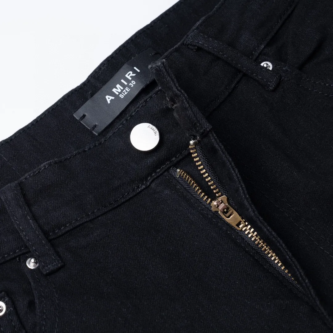 P260 High Street Heavy Industry) AMIRI black ripped high street jeans with diamonds! The transliteration of amiri is Emil, which is the name of the founder. Mike Amiri, the founder of amiri, grew up in Los Angeles, USA. He was influenced by local street culture and Punk Rock since he was a child, so he founded the amiri brand named after himself. A variety of trendy clothing meets the needs of different fashion players. Amiri clothing has novel and unique styles and is a well-known street brand in the United States. The styles and styles of many clothes are loved by many street photographers. The various clothing styles meet the dressing needs of different people, show their unique temperament, and show the trend of dressing. amiri's jeans are relatively famous. Not only do they have many styles, but the quality of their denim jackets is also very good. Many celebrities have also worn the amiri brand's denim series. The fabric is made of 100% cotton denim! High temperature setting, heavy sand washing, never fade, full of fashion! All made to order! -The colorful embroidery on the chest is so tense and the embroidery is neat! Imported machine for work! quality assurance!  -The entire garment is made with fine workmanship. Each seam is pressed using a double-needle machine. This stitching is a test of the workers' skills. If it goes astray, the entire garment will be scrapped. The hardware is custom-made, with exclusive logos, and is a one-to-one replica of the original! Original trademark! The fit is loose and slimming! Style number: 1554# Color: black Size: 28 30 32 34 (corresponding to S～XL)