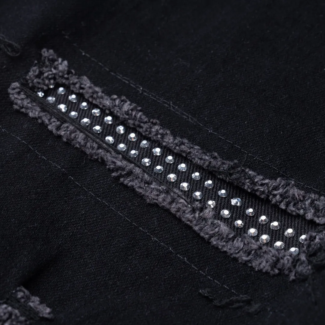 P260 High Street Heavy Industry) AMIRI black ripped high street jeans with diamonds! The transliteration of amiri is Emil, which is the name of the founder. Mike Amiri, the founder of amiri, grew up in Los Angeles, USA. He was influenced by local street culture and Punk Rock since he was a child, so he founded the amiri brand named after himself. A variety of trendy clothing meets the needs of different fashion players. Amiri clothing has novel and unique styles and is a well-known street brand in the United States. The styles and styles of many clothes are loved by many street photographers. The various clothing styles meet the dressing needs of different people, show their unique temperament, and show the trend of dressing. amiri's jeans are relatively famous. Not only do they have many styles, but the quality of their denim jackets is also very good. Many celebrities have also worn the amiri brand's denim series. The fabric is made of 100% cotton denim! High temperature setting, heavy sand washing, never fade, full of fashion! All made to order! -The colorful embroidery on the chest is so tense and the embroidery is neat! Imported machine for work! quality assurance!  -The entire garment is made with fine workmanship. Each seam is pressed using a double-needle machine. This stitching is a test of the workers' skills. If it goes astray, the entire garment will be scrapped. The hardware is custom-made, with exclusive logos, and is a one-to-one replica of the original! Original trademark! The fit is loose and slimming! Style number: 1554# Color: black Size: 28 30 32 34 (corresponding to S～XL)
