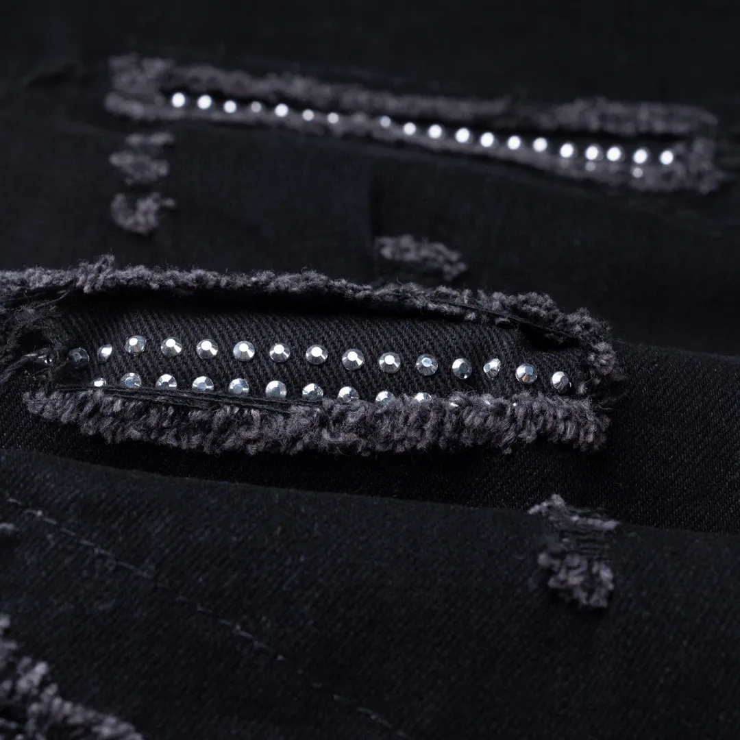 P260 High Street Heavy Industry) AMIRI black ripped high street jeans with diamonds! The transliteration of amiri is Emil, which is the name of the founder. Mike Amiri, the founder of amiri, grew up in Los Angeles, USA. He was influenced by local street culture and Punk Rock since he was a child, so he founded the amiri brand named after himself. A variety of trendy clothing meets the needs of different fashion players. Amiri clothing has novel and unique styles and is a well-known street brand in the United States. The styles and styles of many clothes are loved by many street photographers. The various clothing styles meet the dressing needs of different people, show their unique temperament, and show the trend of dressing. amiri's jeans are relatively famous. Not only do they have many styles, but the quality of their denim jackets is also very good. Many celebrities have also worn the amiri brand's denim series. The fabric is made of 100% cotton denim! High temperature setting, heavy sand washing, never fade, full of fashion! All made to order! -The colorful embroidery on the chest is so tense and the embroidery is neat! Imported machine for work! quality assurance!  -The entire garment is made with fine workmanship. Each seam is pressed using a double-needle machine. This stitching is a test of the workers' skills. If it goes astray, the entire garment will be scrapped. The hardware is custom-made, with exclusive logos, and is a one-to-one replica of the original! Original trademark! The fit is loose and slimming! Style number: 1554# Color: black Size: 28 30 32 34 (corresponding to S～XL)