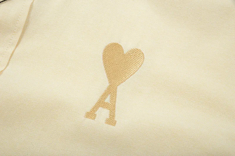 AMI Paris classic autumn heart embroidery in the same color on the chest. Casual cotton solid color short-sleeved Oxford shirt. Original custom-made 180g pure cotton fabric. Loose off-shoulder version. Same style for men and women. Color: Tianlan, white, green, pink, yellow, size: S-XL