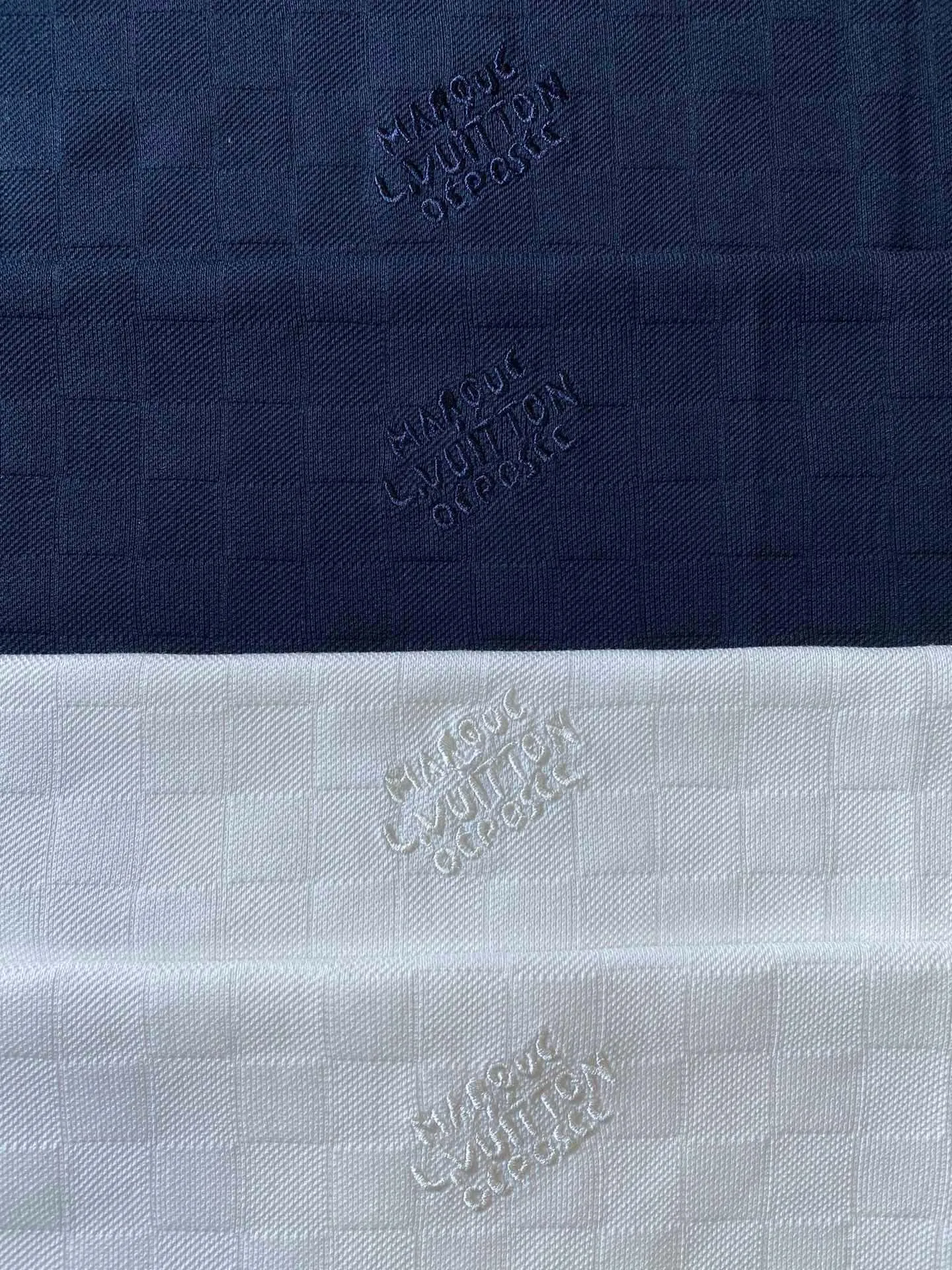LU piqué round neck short sleeves. Available colors: navy blue, apricot white. ⚠️Original, 350 purchase; piqué jacquard fabric, standard version, full-width Damier jacquard piqué, chest Marque L.Uuitton déposée embroidery #full-width Damier jacquard piqué Navy blue · 32S double strand, 210g; apricot white · 80S double strand, 120g; with 32S double yarn thread, 320g. Pique jacquard fabric is a special fabric woven using a jacquard machine, with highly beautiful patterns and high-quality feel. This kind of fabric uses jacquard processing technology and uses various jacquard structures to make the yarns show a plaid pattern and form a bead-like finish on the surface of the fabric. The unique texture and visual effects of the fabric make it highly artistic.  #Chest Marque L Uuitton deposee embroidery The chest is embellished with simple letter patterns, and the letter size spacing effect is consistent. Using linen embroidery thread combined with encrypted processing, the embroidery body has a subtle matte visual texture; the embroidery effect is three-dimensional and full. The smaller the embroidery, the more sophisticated and demanding it is. The embroidery thread is made of imported material, which is more flexible and glossy than ordinary embroidery thread; the stitches are clear and smooth, and have a three-dimensional texture effect.  #Positioning Pattern Cutting and Sewing The whole piece positioning pattern sewing process is a fine and complex technology. During the cutting process, it is necessary to ensure that the pattern or texture of each piece can perfectly match other pieces. Through floral tailoring, the checkerboard pattern of ready-made garments appears neatly arranged.  #straight round neck version. Cut and sewed in floral position, standard H hanging version, with shoulder-length design. The vertical version emphasizes that the width of the shoulders, waist, and hem are basically the same, and it is simple and loose. The short sleeves are tailored to fit the body of the wearer. At the same time, the neckline, cuffs and hem of the short sleeves are all designed with double lines.