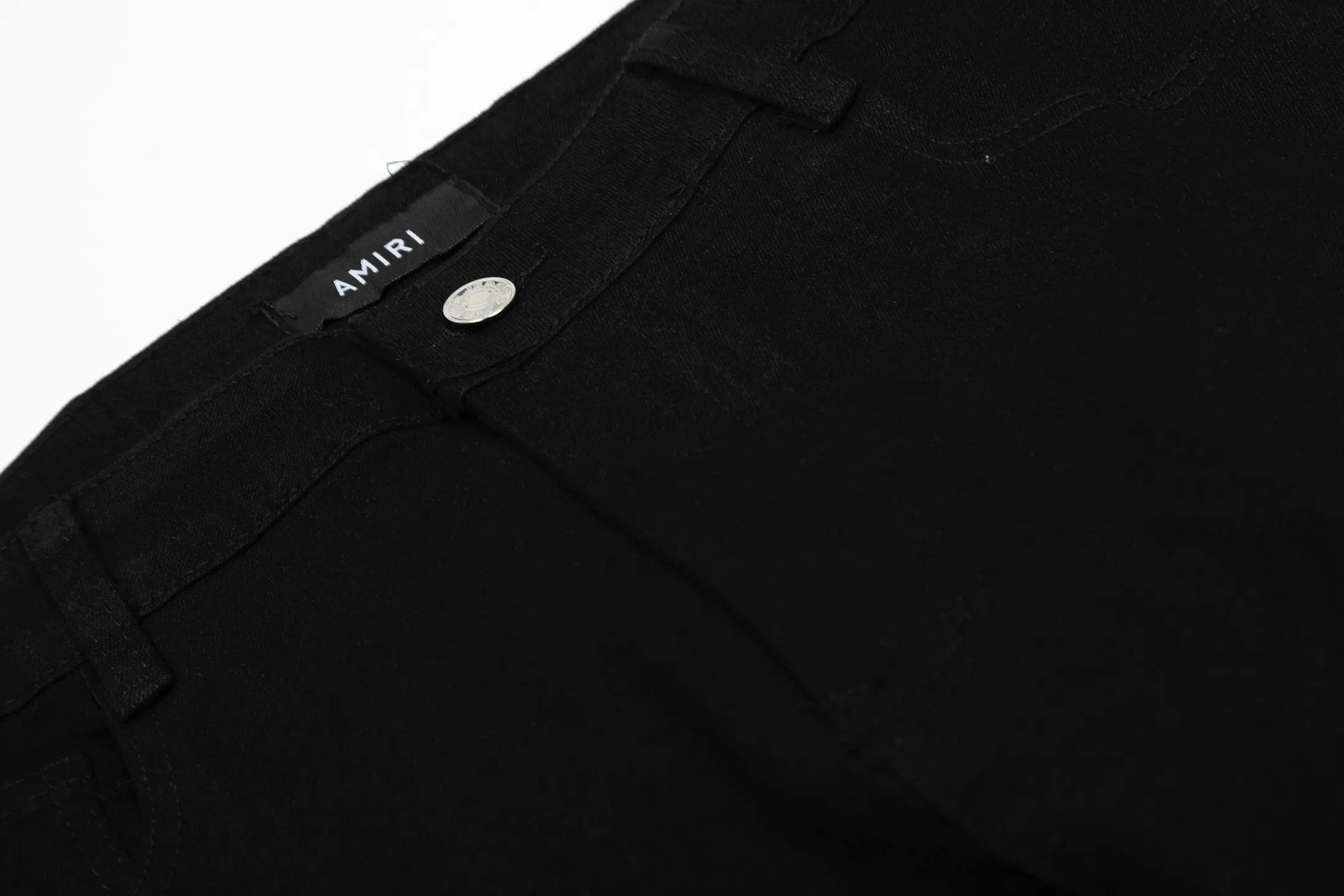 M57 P168💰 Amiri classic embroidered patched leather distressed letter jeans, slim fit jeans, produced by a large washed factory. Full of high-end feel. Knee part destroyed design with patchwork design. Already used as facade design. Leather waist nameplate. The focus of this style is not on washing, but on the shape and version of the destruction. The secret lies in the craftsmanship of the master. Later fraying, horse cutting, knife cutting, etc. The cost of hand-made products is far beyond comparison with assembly line products. Color: Picture color Size: 30-32-34-36