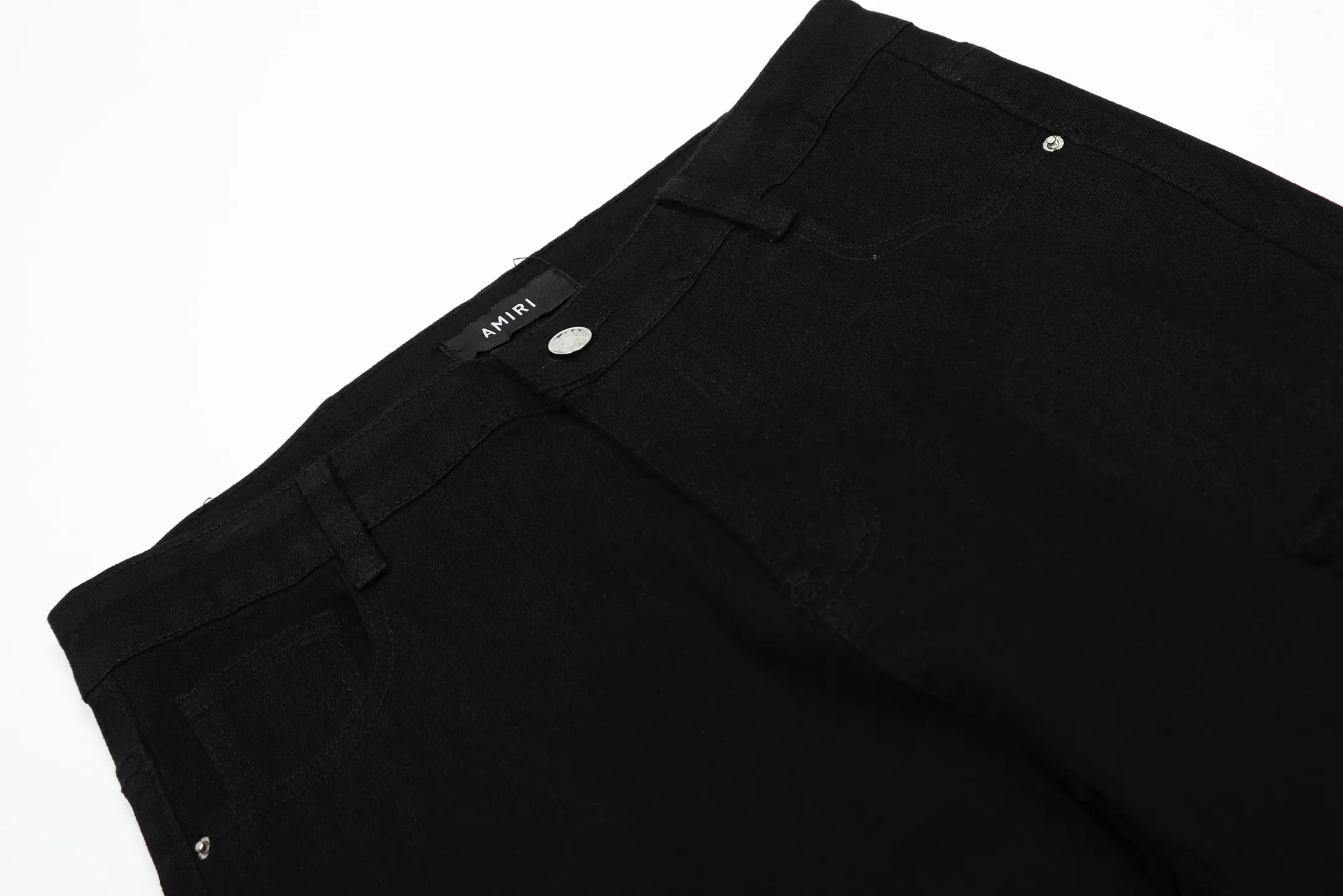 M57 P168💰 Amiri classic embroidered patched leather distressed letter jeans, slim fit jeans, produced by a large washed factory. Full of high-end feel. Knee part destroyed design with patchwork design. Already used as facade design. Leather waist nameplate. The focus of this style is not on washing, but on the shape and version of the destruction. The secret lies in the craftsmanship of the master. Later fraying, horse cutting, knife cutting, etc. The cost of hand-made products is far beyond comparison with assembly line products. Color: Picture color Size: 30-32-34-36