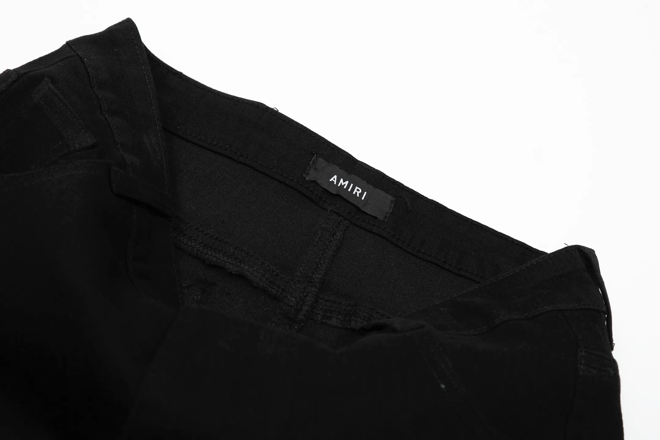 M57 P168💰 Amiri classic embroidered patched leather distressed letter jeans, slim fit jeans, produced by a large washed factory. Full of high-end feel. Knee part destroyed design with patchwork design. Already used as facade design. Leather waist nameplate. The focus of this style is not on washing, but on the shape and version of the destruction. The secret lies in the craftsmanship of the master. Later fraying, horse cutting, knife cutting, etc. The cost of hand-made products is far beyond comparison with assembly line products. Color: Picture color Size: 30-32-34-36