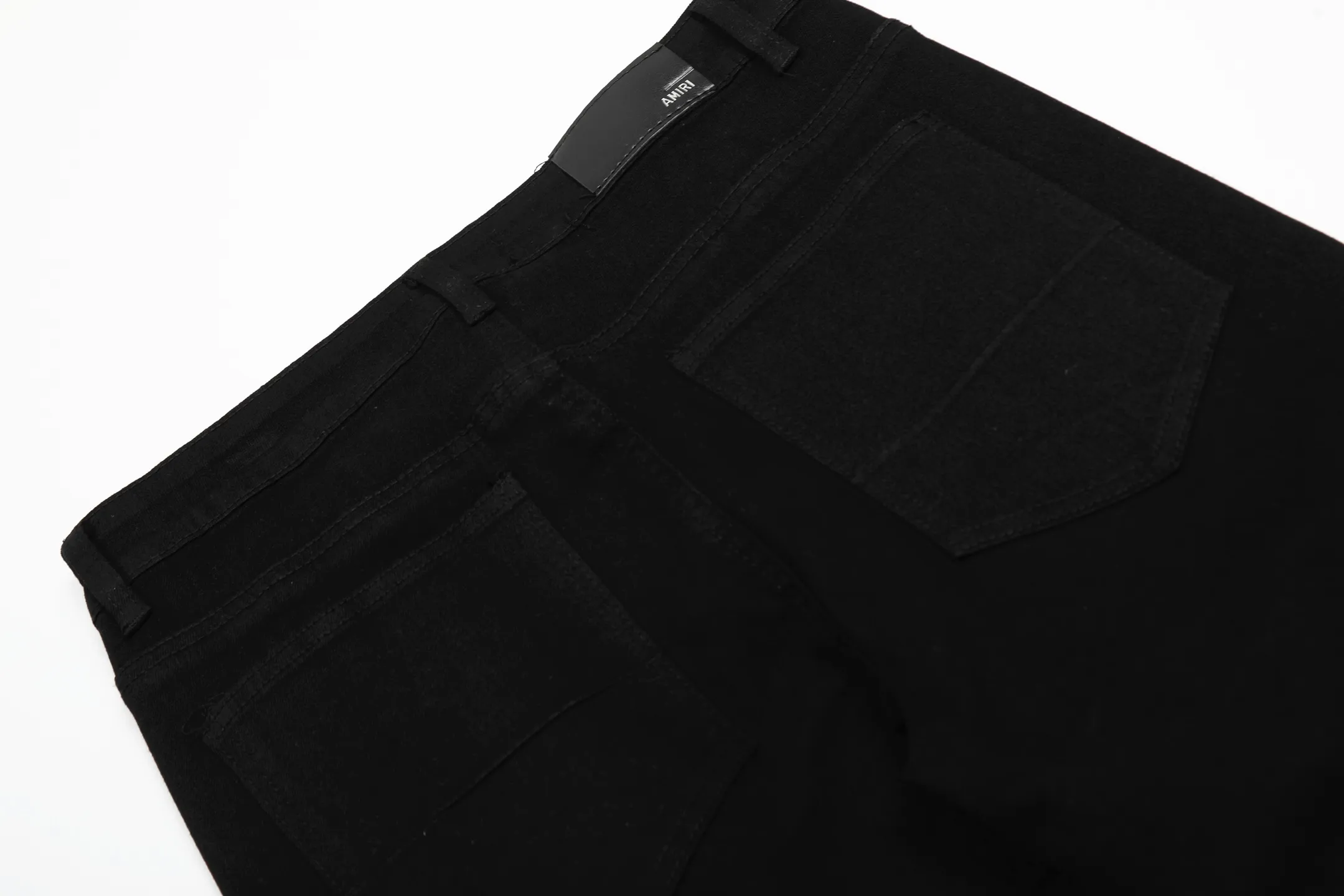 M57 P168💰 Amiri classic embroidered patched leather distressed letter jeans, slim fit jeans, produced by a large washed factory. Full of high-end feel. Knee part destroyed design with patchwork design. Already used as facade design. Leather waist nameplate. The focus of this style is not on washing, but on the shape and version of the destruction. The secret lies in the craftsmanship of the master. Later fraying, horse cutting, knife cutting, etc. The cost of hand-made products is far beyond comparison with assembly line products. Color: Picture color Size: 30-32-34-36