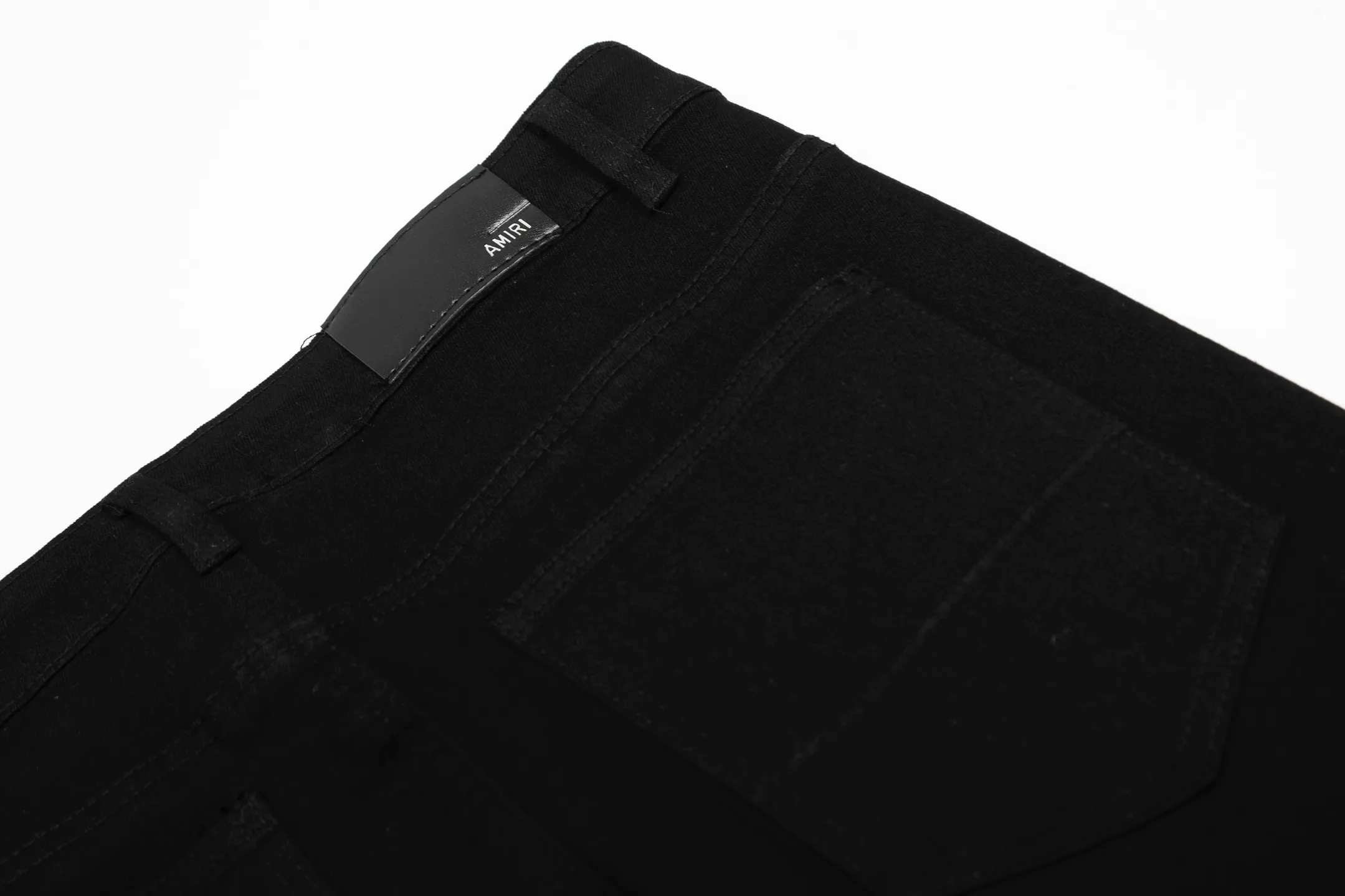 M57 P168💰 Amiri classic embroidered patched leather distressed letter jeans, slim fit jeans, produced by a large washed factory. Full of high-end feel. Knee part destroyed design with patchwork design. Already used as facade design. Leather waist nameplate. The focus of this style is not on washing, but on the shape and version of the destruction. The secret lies in the craftsmanship of the master. Later fraying, horse cutting, knife cutting, etc. The cost of hand-made products is far beyond comparison with assembly line products. Color: Picture color Size: 30-32-34-36
