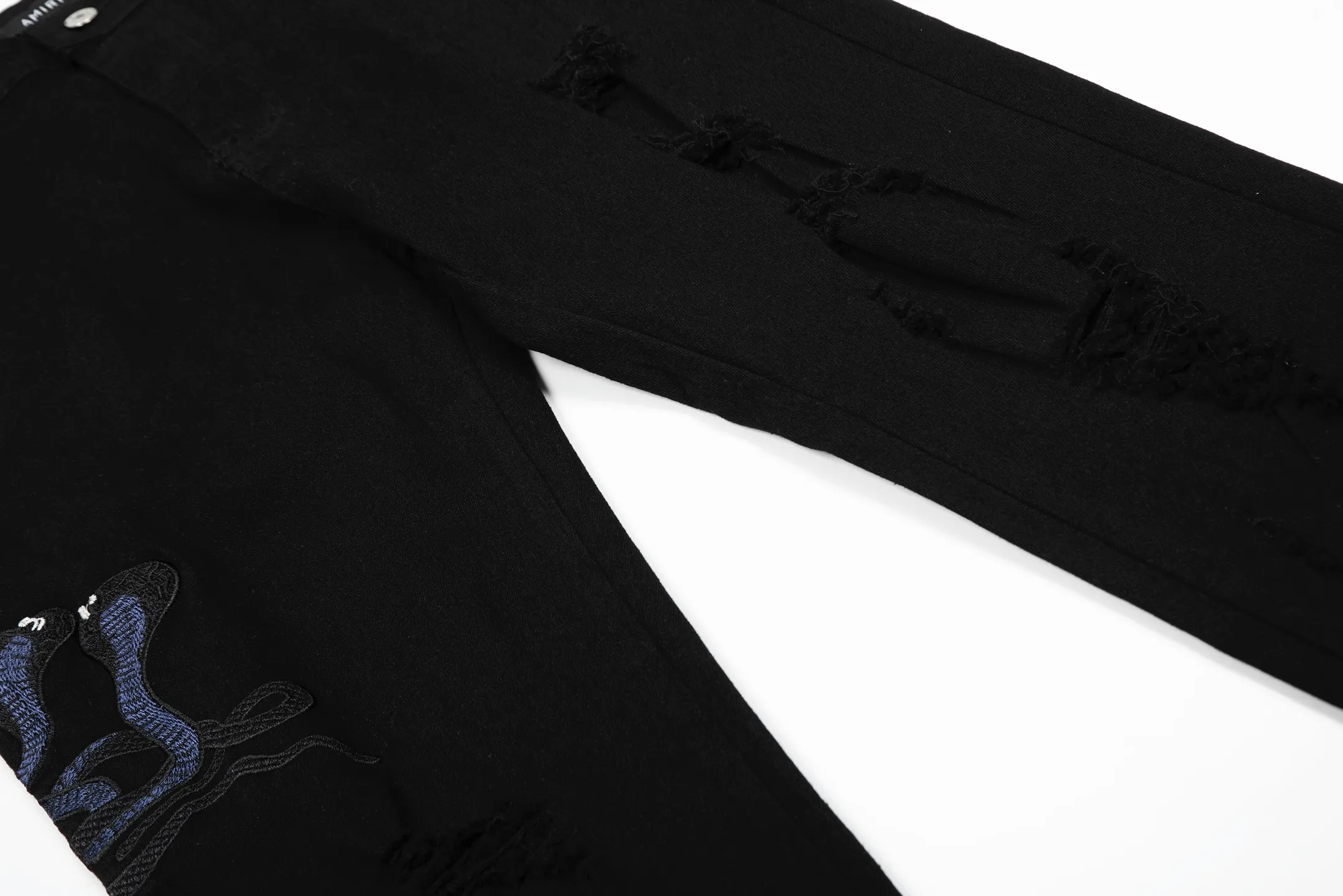 M57 P168💰 Amiri classic embroidered patched leather distressed letter jeans, slim fit jeans, produced by a large washed factory. Full of high-end feel. Knee part destroyed design with patchwork design. Already used as facade design. Leather waist nameplate. The focus of this style is not on washing, but on the shape and version of the destruction. The secret lies in the craftsmanship of the master. Later fraying, horse cutting, knife cutting, etc. The cost of hand-made products is far beyond comparison with assembly line products. Color: Picture color Size: 30-32-34-36