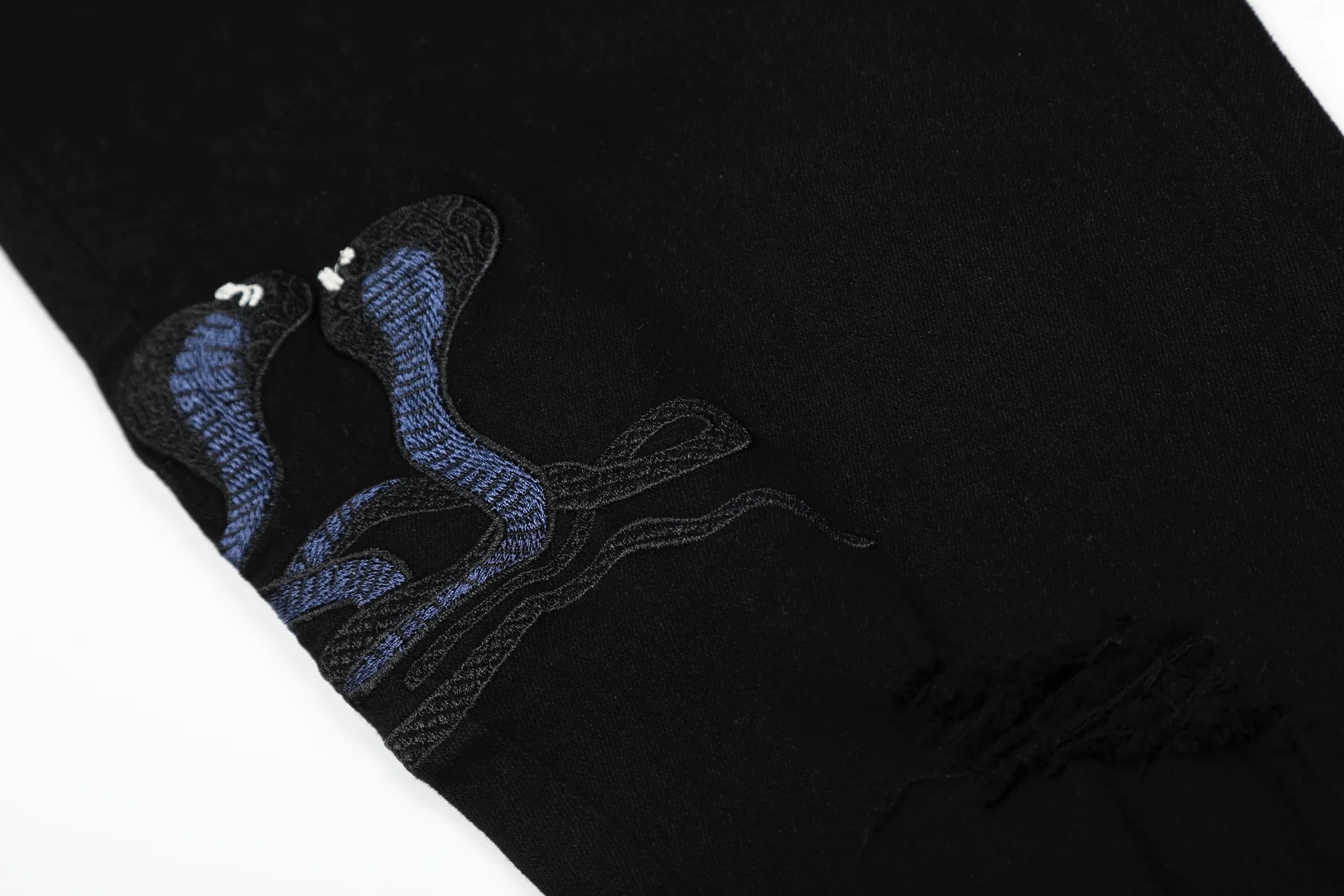 M57 P168💰 Amiri classic embroidered patched leather distressed letter jeans, slim fit jeans, produced by a large washed factory. Full of high-end feel. Knee part destroyed design with patchwork design. Already used as facade design. Leather waist nameplate. The focus of this style is not on washing, but on the shape and version of the destruction. The secret lies in the craftsmanship of the master. Later fraying, horse cutting, knife cutting, etc. The cost of hand-made products is far beyond comparison with assembly line products. Color: Picture color Size: 30-32-34-36