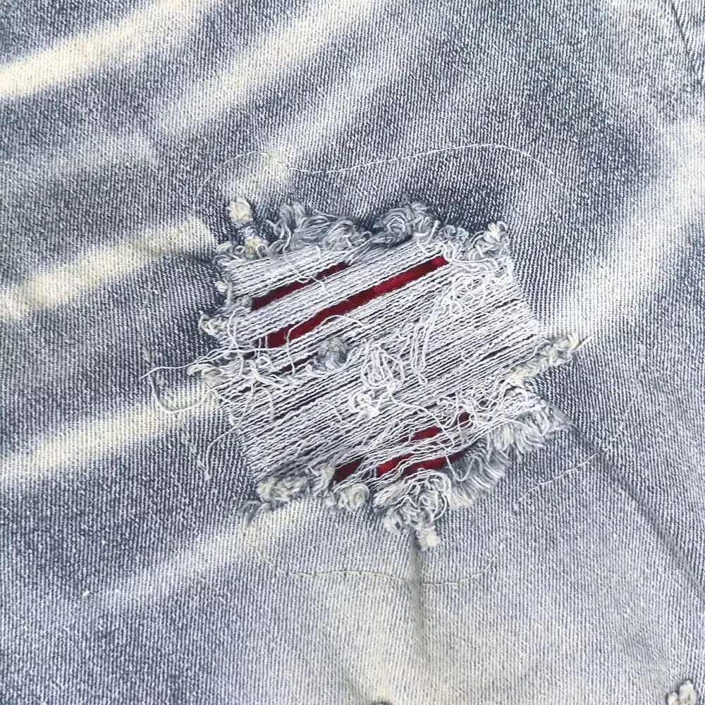 P150 Top replica AMIRI denim shorts AMIRI high street basic ripped tight stretch jeans trousers Amiriamiri is transliterated as Emil, which is the name of the founder. Mike Amiri, the founder of amiri, grew up in Los Angeles, USA. He was influenced by the local street culture Rock since he was a child, so he founded the amiri brand named after himself. A variety of trendy clothing meets the needs of different trendy players. Amiri clothing has novel and unique styles and is a well-known street brand in the United States. Many of its styles and styles are loved by many street photographers. Various clothing styles meet the needs of different people, show their unique temperament, and show the trend of dressing. amiri's jeans are relatively famous. Not only do they have many styles, but the quality of the jeans is also very good. Many celebrities have also worn amiri brand jeans. Fashionability.  Color; picture color Size: m l xl xxl