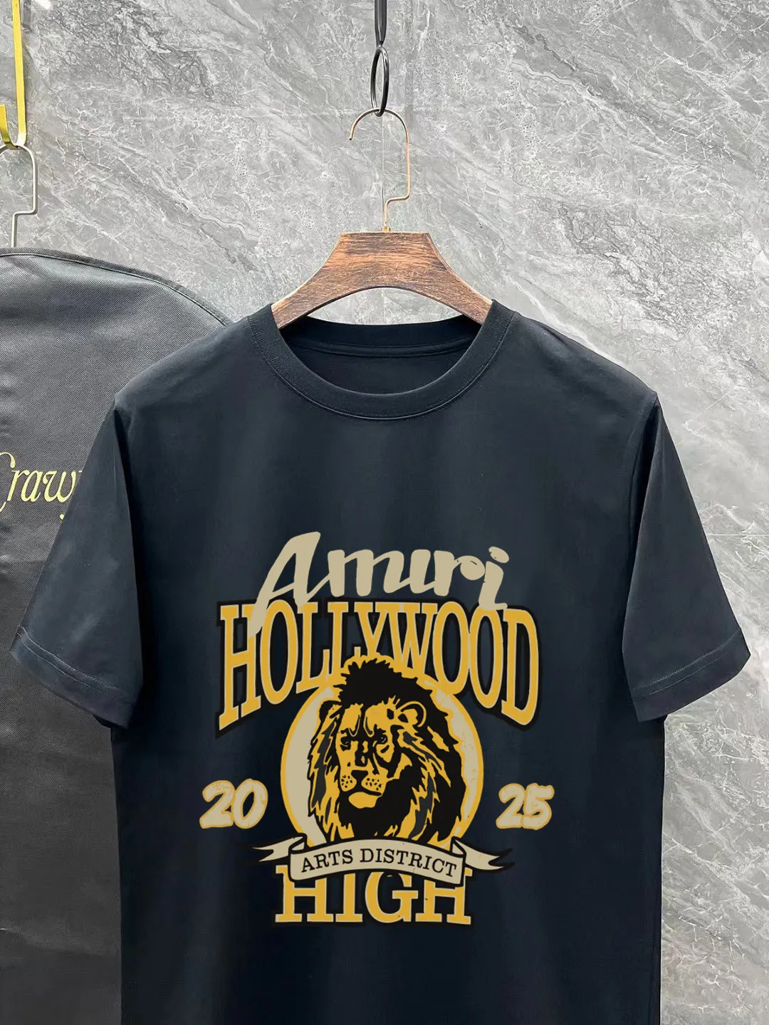 P140 AMIRI# 2025 spring and summer new style debut counter, the latest short-sleeved round neck T-shirt, high-end custom design, avant-garde and fashionable! The brand logo is designed with heavy craftsmanship. High-end customized 260g fabric. Soft to the touch. Comfortable to wear. Exquisite stitching at the counter level. Fine workmanship. The upper body effect is incomparably handsome! A must-have item for a stylish man! Color: black. White! Size: S-2XL