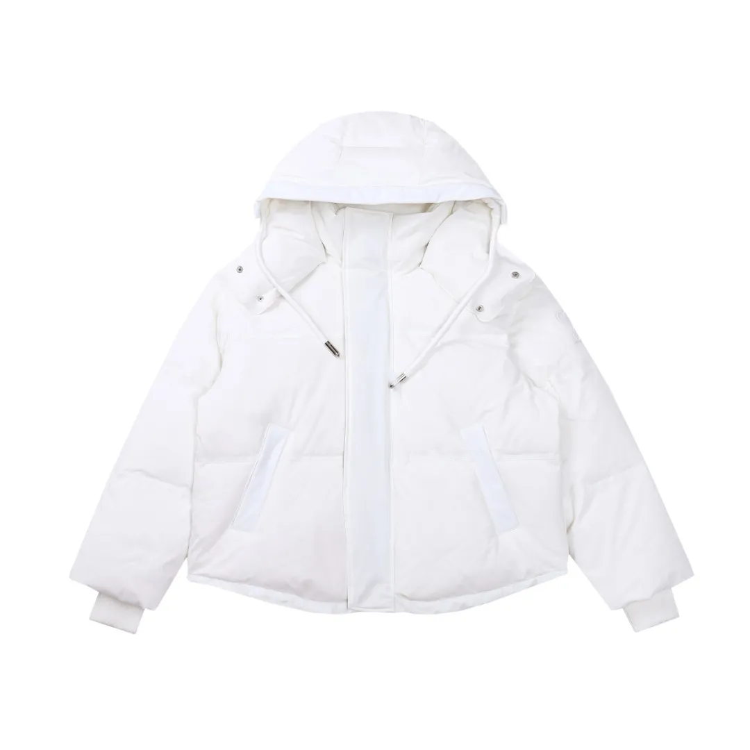 🅿️1160 style number~~F280 purchasing version AMIPARIS Ami de coeur winter limited capsule bread down jacket for men and women. Design concept: Ami limited down jacket from France lasted for half a year. The authentic product was purchased overseas in mid-May. From the fabric, LOGO, and even as small as a pocket or a button, every detail of this one is attractive enough and can become the highlight of your body. In addition to the refreshing and refined clothing style, this style has all original molds from fabrics to metal accessories to velvet. AMI conveys a relaxed and casual concept, giving people a feeling of comfort and casualness. Fabric + Features: ✅Unique double-layer lightweight bonded polyester military fabric, which is also AMI's unique patented technology, is a multi-functional fabric. ✅The lining is made of fine and dense renewable microfibers, which is light, soft and delicate. ✅Made using kp-ls fully automatic mechanical special woven fabric machine, it has windproof and waterproof, highly breathable and warm, elastic and wear-resistant properties that cannot be achieved by ordinary fabrics. ✅ Made of original national standard 90% white duck down. 800 fill power, the whole garment weighs 3 pounds, the average down filling is 450g, the top ultra-thick version on the Internet ✅ The zipper is made of YKK white copper zipper, which is the same as the original electro-plated Keyu hardware double ring zipper puller. Copper and nickel can be infinitely dissolved into each other, thereby forming a continuous solid solution, that is, regardless of the ratio of each other, they are always α-single-phase alloys. When nickel is melted into red copper and the content exceeds 16%, the resulting alloy becomes as white as silver. The higher the nickel content, the whiter the color. The nickel content in cupronickel is generally 25%. Manganese, iron, zinc or aluminum can also be added to become special white copper. The cost can be imagined. ✅The original proportional love logo patches are all laser-cut and have a loose fit. The hooded collar design is better for warmth. ✅Super fluffy and loose bag feel, hooded design, super fluffy and high-loft bag shape, thick and wide threaded sleeves can prevent wind from entering, ✅ Continuing AMIParis' usual design of combining leisure and elegance, each item is equipped with a heart pattern that is highly distinctive of the brand. Craftsmanship: Imported unique double-layer lightweight bonded polyester military fabric, high-density waterproof fabric, national standard 90 white duck down, extremely high fluffy, excellent warmth retention effect, no matter how cold it rains or snows, it can be done in one piece, like a walking duvet, unique drawstring design, the rope ends are made of Designed with a metal capsule, coupled with a wide hat and thick rope, the accessories/buttons/spring buckles are exquisitely made. The international first-line luxury brand COBRAX buttons are used. COBRAX buttons are several times or even ten times more expensive than similar ordinary products.