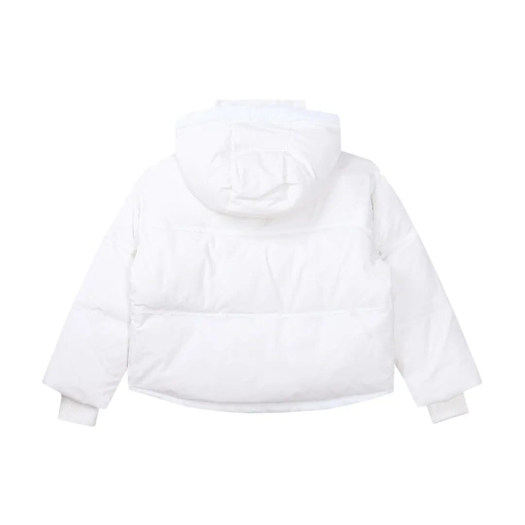 🅿️1160 style number~~F280 purchasing version AMIPARIS Ami de coeur winter limited capsule bread down jacket for men and women. Design concept: Ami limited down jacket from France lasted for half a year. The authentic product was purchased overseas in mid-May. From the fabric, LOGO, and even as small as a pocket or a button, every detail of this one is attractive enough and can become the highlight of your body. In addition to the refreshing and refined clothing style, this style has all original molds from fabrics to metal accessories to velvet. AMI conveys a relaxed and casual concept, giving people a feeling of comfort and casualness. Fabric + Features: ✅Unique double-layer lightweight bonded polyester military fabric, which is also AMI's unique patented technology, is a multi-functional fabric. ✅The lining is made of fine and dense renewable microfibers, which is light, soft and delicate. ✅Made using kp-ls fully automatic mechanical special woven fabric machine, it has windproof and waterproof, highly breathable and warm, elastic and wear-resistant properties that cannot be achieved by ordinary fabrics. ✅ Made of original national standard 90% white duck down. 800 fill power, the whole garment weighs 3 pounds, the average down filling is 450g, the top ultra-thick version on the Internet ✅ The zipper is made of YKK white copper zipper, which is the same as the original electro-plated Keyu hardware double ring zipper puller. Copper and nickel can be infinitely dissolved into each other, thereby forming a continuous solid solution, that is, regardless of the ratio of each other, they are always α-single-phase alloys. When nickel is melted into red copper and the content exceeds 16%, the resulting alloy becomes as white as silver. The higher the nickel content, the whiter the color. The nickel content in cupronickel is generally 25%. Manganese, iron, zinc or aluminum can also be added to become special white copper. The cost can be imagined. ✅The original proportional love logo patches are all laser-cut and have a loose fit. The hooded collar design is better for warmth. ✅Super fluffy and loose bag feel, hooded design, super fluffy and high-loft bag shape, thick and wide threaded sleeves can prevent wind from entering, ✅ Continuing AMIParis' usual design of combining leisure and elegance, each item is equipped with a heart pattern that is highly distinctive of the brand. Craftsmanship: Imported unique double-layer lightweight bonded polyester military fabric, high-density waterproof fabric, national standard 90 white duck down, extremely high fluffy, excellent warmth retention effect, no matter how cold it rains or snows, it can be done in one piece, like a walking duvet, unique drawstring design, the rope ends are made of Designed with a metal capsule, coupled with a wide hat and thick rope, the accessories/buttons/spring buckles are exquisitely made. The international first-line luxury brand COBRAX buttons are used. COBRAX buttons are several times or even ten times more expensive than similar ordinary products.
