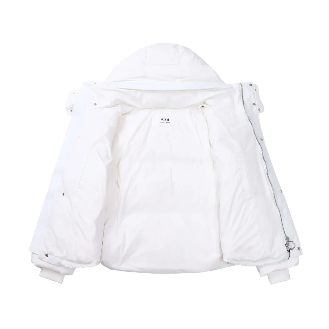 🅿️1160 style number~~F280 purchasing version AMIPARIS Ami de coeur winter limited capsule bread down jacket for men and women. Design concept: Ami limited down jacket from France lasted for half a year. The authentic product was purchased overseas in mid-May. From the fabric, LOGO, and even as small as a pocket or a button, every detail of this one is attractive enough and can become the highlight of your body. In addition to the refreshing and refined clothing style, this style has all original molds from fabrics to metal accessories to velvet. AMI conveys a relaxed and casual concept, giving people a feeling of comfort and casualness. Fabric + Features: ✅Unique double-layer lightweight bonded polyester military fabric, which is also AMI's unique patented technology, is a multi-functional fabric. ✅The lining is made of fine and dense renewable microfibers, which is light, soft and delicate. ✅Made using kp-ls fully automatic mechanical special woven fabric machine, it has windproof and waterproof, highly breathable and warm, elastic and wear-resistant properties that cannot be achieved by ordinary fabrics. ✅ Made of original national standard 90% white duck down. 800 fill power, the whole garment weighs 3 pounds, the average down filling is 450g, the top ultra-thick version on the Internet ✅ The zipper is made of YKK white copper zipper, which is the same as the original electro-plated Keyu hardware double ring zipper puller. Copper and nickel can be infinitely dissolved into each other, thereby forming a continuous solid solution, that is, regardless of the ratio of each other, they are always α-single-phase alloys. When nickel is melted into red copper and the content exceeds 16%, the resulting alloy becomes as white as silver. The higher the nickel content, the whiter the color. The nickel content in cupronickel is generally 25%. Manganese, iron, zinc or aluminum can also be added to become special white copper. The cost can be imagined. ✅The original proportional love logo patches are all laser-cut and have a loose fit. The hooded collar design is better for warmth. ✅Super fluffy and loose bag feel, hooded design, super fluffy and high-loft bag shape, thick and wide threaded sleeves can prevent wind from entering, ✅ Continuing AMIParis' usual design of combining leisure and elegance, each item is equipped with a heart pattern that is highly distinctive of the brand. Craftsmanship: Imported unique double-layer lightweight bonded polyester military fabric, high-density waterproof fabric, national standard 90 white duck down, extremely high fluffy, excellent warmth retention effect, no matter how cold it rains or snows, it can be done in one piece, like a walking duvet, unique drawstring design, the rope ends are made of Designed with a metal capsule, coupled with a wide hat and thick rope, the accessories/buttons/spring buckles are exquisitely made. The international first-line luxury brand COBRAX buttons are used. COBRAX buttons are several times or even ten times more expensive than similar ordinary products.