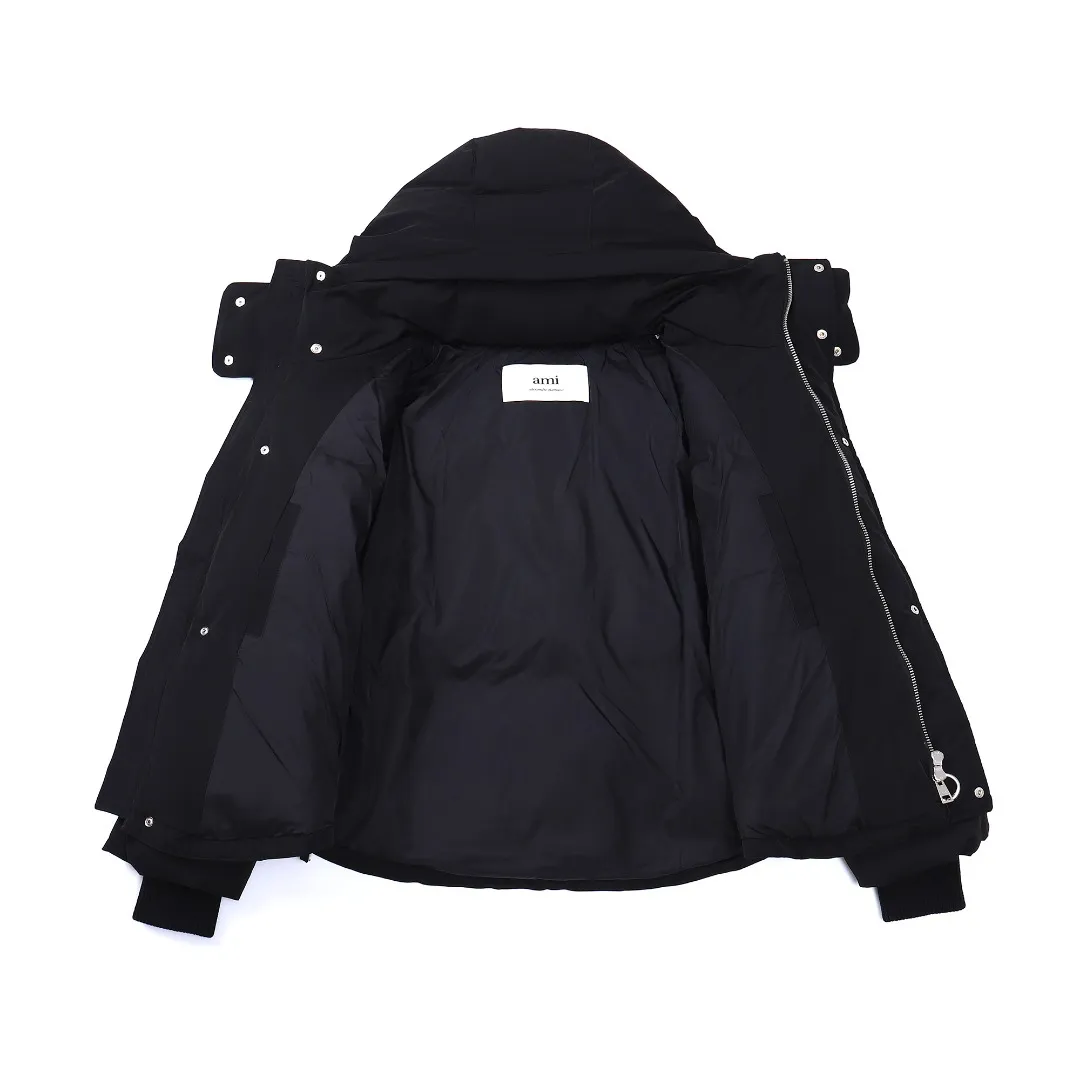 🅿️1160 style number~~F280 purchasing version AMIPARIS Ami de coeur winter limited capsule bread down jacket for men and women. Design concept: Ami limited down jacket from France lasted for half a year. The authentic product was purchased overseas in mid-May. From the fabric, LOGO, and even as small as a pocket or a button, every detail of this one is attractive enough and can become the highlight of your body. In addition to the refreshing and refined clothing style, this style has all original molds from fabrics to metal accessories to velvet. AMI conveys a relaxed and casual concept, giving people a feeling of comfort and casualness. Fabric + Features: ✅Unique double-layer lightweight bonded polyester military fabric, which is also AMI's unique patented technology, is a multi-functional fabric. ✅The lining is made of fine and dense renewable microfibers, which is light, soft and delicate. ✅Made using kp-ls fully automatic mechanical special woven fabric machine, it has windproof and waterproof, highly breathable and warm, elastic and wear-resistant properties that cannot be achieved by ordinary fabrics. ✅ Made of original national standard 90% white duck down. 800 fill power, the whole garment weighs 3 pounds, the average down filling is 450g, the top ultra-thick version on the Internet ✅ The zipper is made of YKK white copper zipper, which is the same as the original electro-plated Keyu hardware double ring zipper puller. Copper and nickel can be infinitely dissolved into each other, thereby forming a continuous solid solution, that is, regardless of the ratio of each other, they are always α-single-phase alloys. When nickel is melted into red copper and the content exceeds 16%, the resulting alloy becomes as white as silver. The higher the nickel content, the whiter the color. The nickel content in cupronickel is generally 25%. Manganese, iron, zinc or aluminum can also be added to become special white copper. The cost can be imagined. ✅The original proportional love logo patches are all laser-cut and have a loose fit. The hooded collar design is better for warmth. ✅Super fluffy and loose bag feel, hooded design, super fluffy and high-loft bag shape, thick and wide threaded sleeves can prevent wind from entering, ✅ Continuing AMIParis' usual design of combining leisure and elegance, each item is equipped with a heart pattern that is highly distinctive of the brand. Craftsmanship: Imported unique double-layer lightweight bonded polyester military fabric, high-density waterproof fabric, national standard 90 white duck down, extremely high fluffy, excellent warmth retention effect, no matter how cold it rains or snows, it can be done in one piece, like a walking duvet, unique drawstring design, the rope ends are made of Designed with a metal capsule, coupled with a wide hat and thick rope, the accessories/buttons/spring buckles are exquisitely made. The international first-line luxury brand COBRAX buttons are used. COBRAX buttons are several times or even ten times more expensive than similar ordinary products.