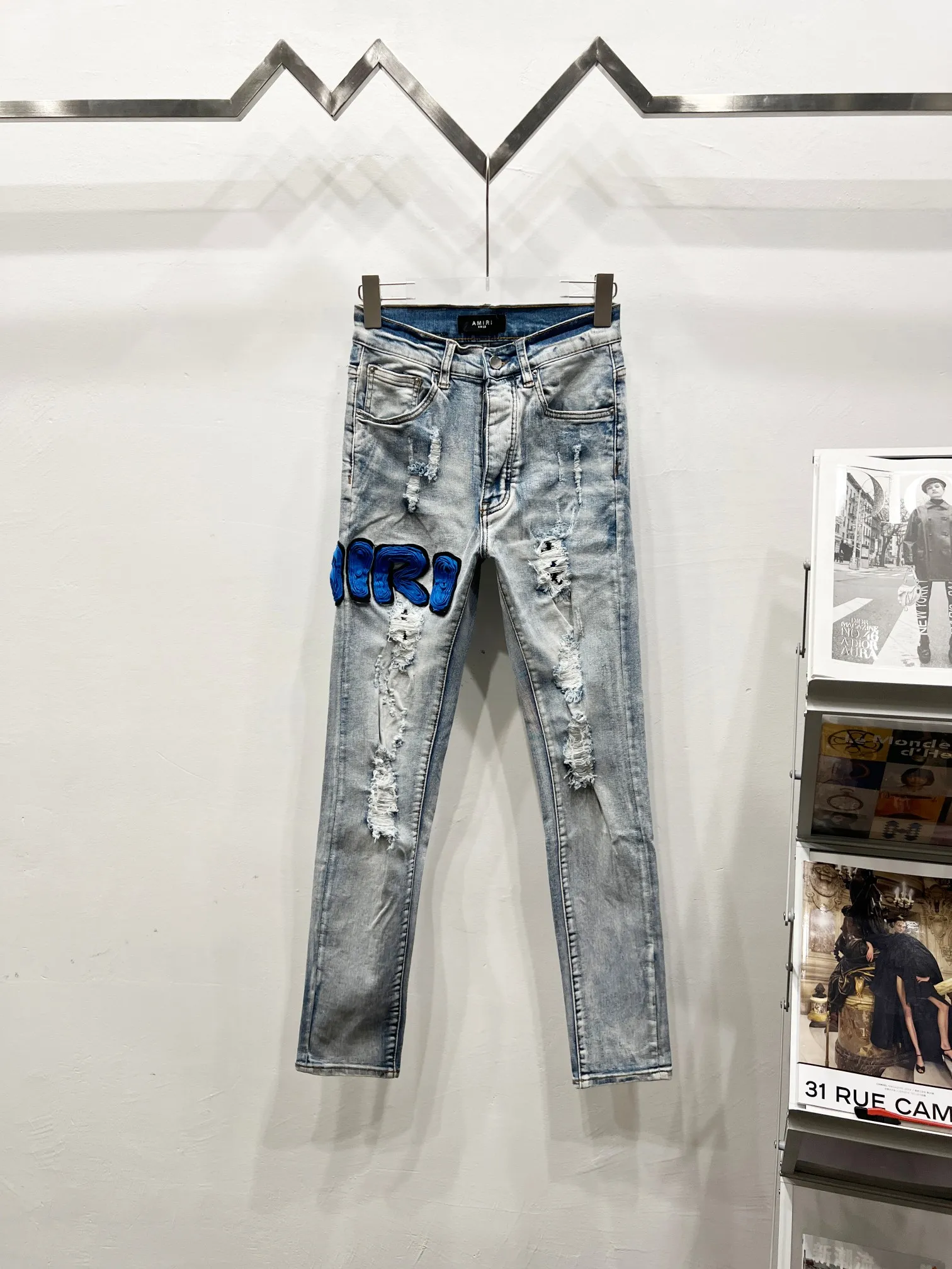 P240 Style number: (c053) AMIRI & AMIRI new jeans with embroidered logo, washed holes pattern, denim leg hems, stretch denim trousers, same style for men and women. Accessories: complete accessories, all in original packaging, two hang tags to distinguish the low-end version. The hardware is standard to the authentic original version with logo aluminum alloy buckle, and every detail is consistent with any version on the market. Fabric: Genuine pattern making and standard genuine custom-made imported fabrics are washed and dyed using unique washing and dyeing methods, and are individually hand-finished. - Hand-painted ripped micro-elastic jeans Color: blue Size: 28 30 32 34 36