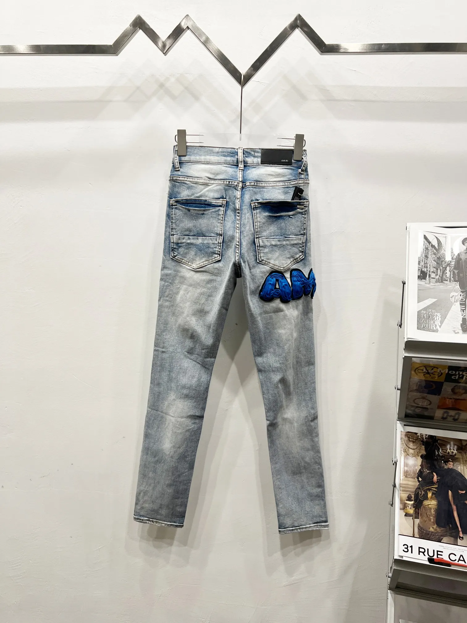 P240 Style number: (c053) AMIRI & AMIRI new jeans with embroidered logo, washed holes pattern, denim leg hems, stretch denim trousers, same style for men and women. Accessories: complete accessories, all in original packaging, two hang tags to distinguish the low-end version. The hardware is standard to the authentic original version with logo aluminum alloy buckle, and every detail is consistent with any version on the market. Fabric: Genuine pattern making and standard genuine custom-made imported fabrics are washed and dyed using unique washing and dyeing methods, and are individually hand-finished. - Hand-painted ripped micro-elastic jeans Color: blue Size: 28 30 32 34 36