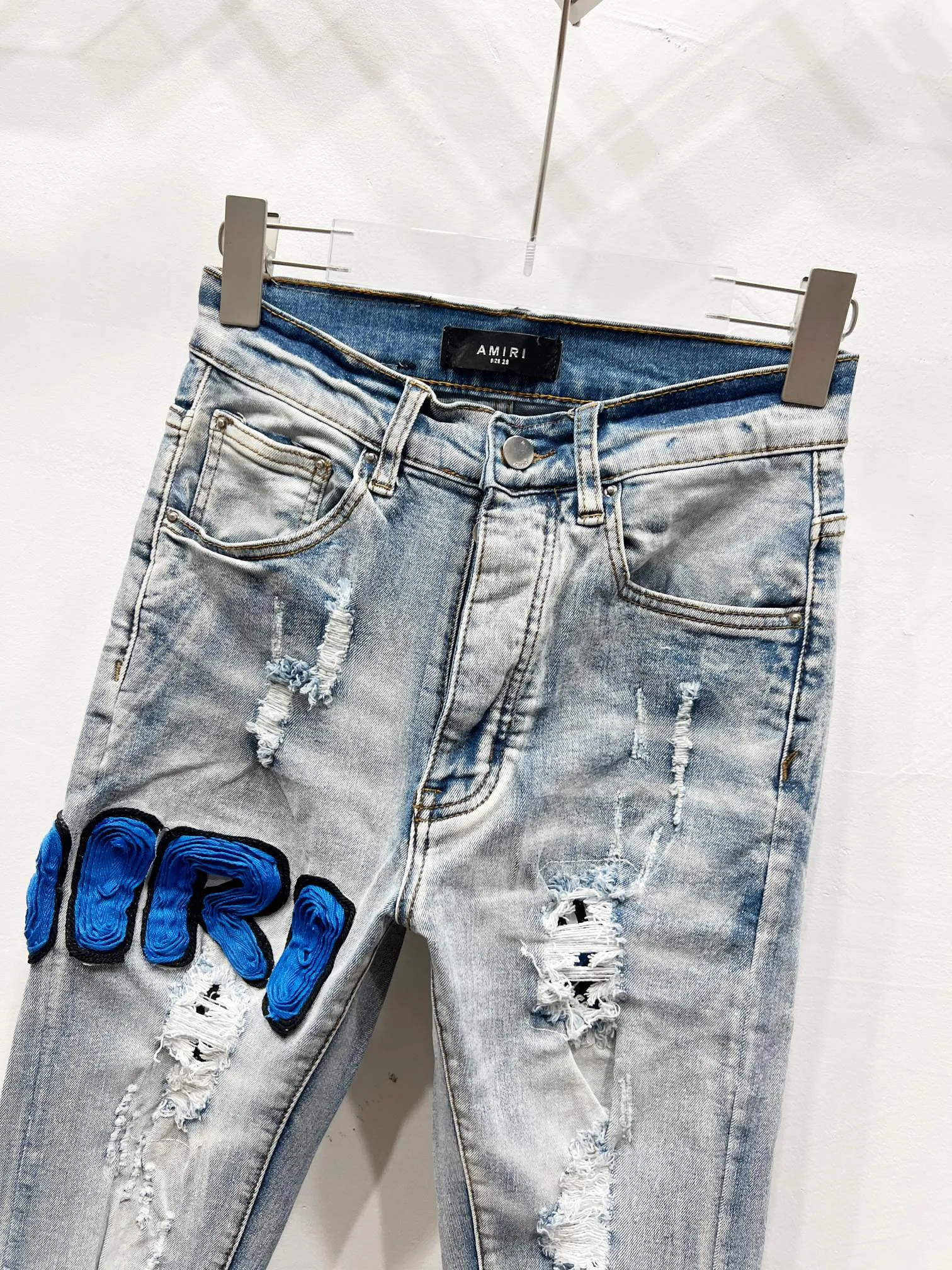 P240 Style number: (c053) AMIRI & AMIRI new jeans with embroidered logo, washed holes pattern, denim leg hems, stretch denim trousers, same style for men and women. Accessories: complete accessories, all in original packaging, two hang tags to distinguish the low-end version. The hardware is standard to the authentic original version with logo aluminum alloy buckle, and every detail is consistent with any version on the market. Fabric: Genuine pattern making and standard genuine custom-made imported fabrics are washed and dyed using unique washing and dyeing methods, and are individually hand-finished. - Hand-painted ripped micro-elastic jeans Color: blue Size: 28 30 32 34 36