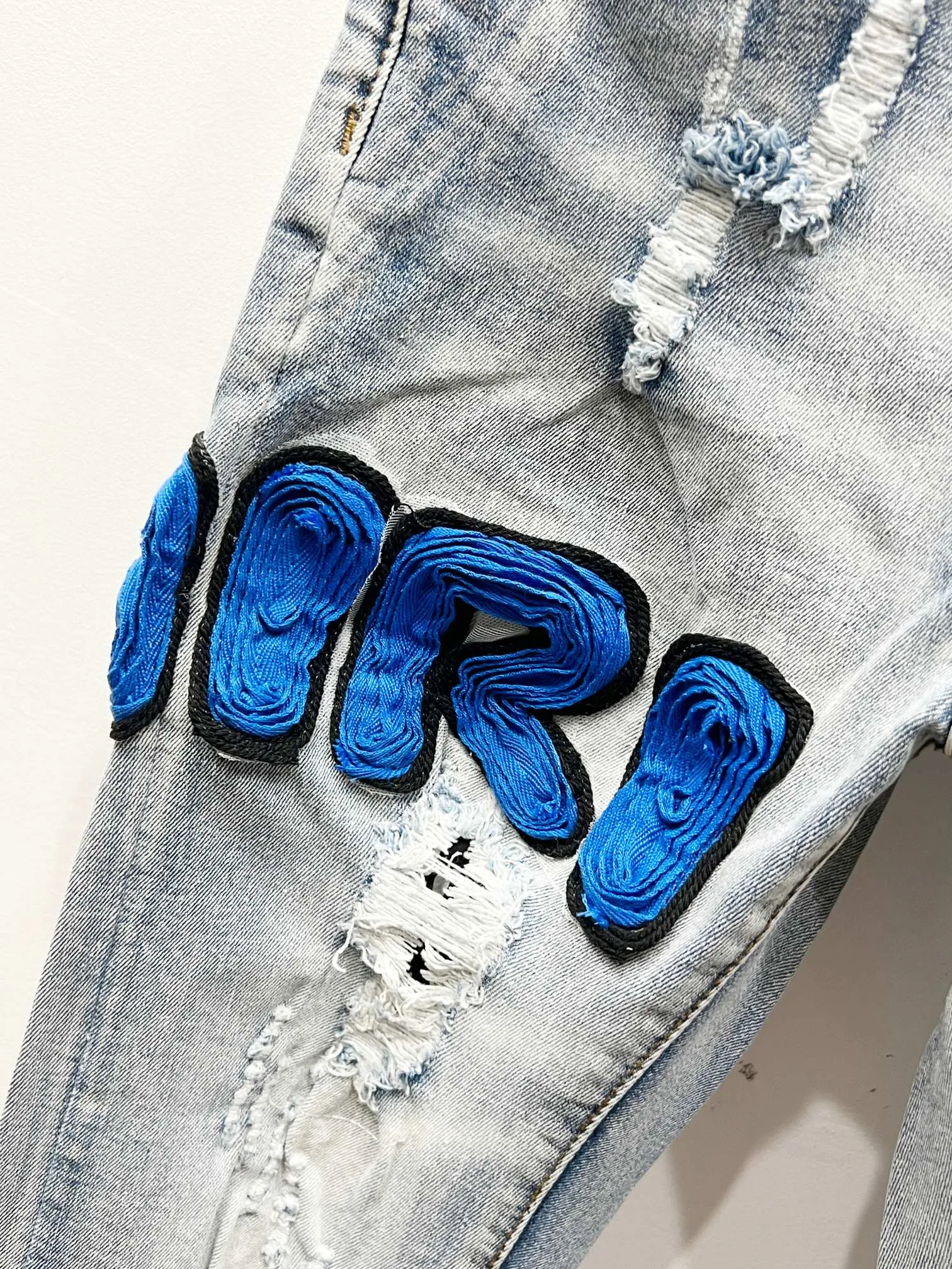 P240 Style number: (c053) AMIRI & AMIRI new jeans with embroidered logo, washed holes pattern, denim leg hems, stretch denim trousers, same style for men and women. Accessories: complete accessories, all in original packaging, two hang tags to distinguish the low-end version. The hardware is standard to the authentic original version with logo aluminum alloy buckle, and every detail is consistent with any version on the market. Fabric: Genuine pattern making and standard genuine custom-made imported fabrics are washed and dyed using unique washing and dyeing methods, and are individually hand-finished. - Hand-painted ripped micro-elastic jeans Color: blue Size: 28 30 32 34 36