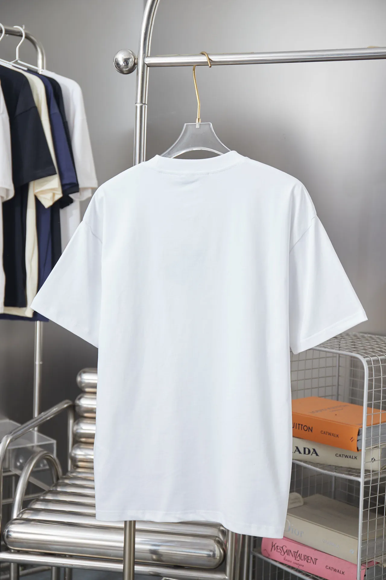 P150 AMIRI 25SS early spring new style short sleeves with embroidered letters, light luxury, a must-have item for daily commuting for men and women, correct version, welcome to compare, detailed features · 320g 100% pure cotton double yarn jersey fabric · Special thickened 32 pieces of double-strand 1X1 thread in the same vat custom dyeing · Imported Tajima machine embroidery color hollow show. Garment washing water: ㊗️ Washing water is to make the embroidery softer · Double-needle sewing and cross-seam technology · Original main mark, washed tag, brand moisture-proof paper packaging Color: black/white Size: S/M/L/XL