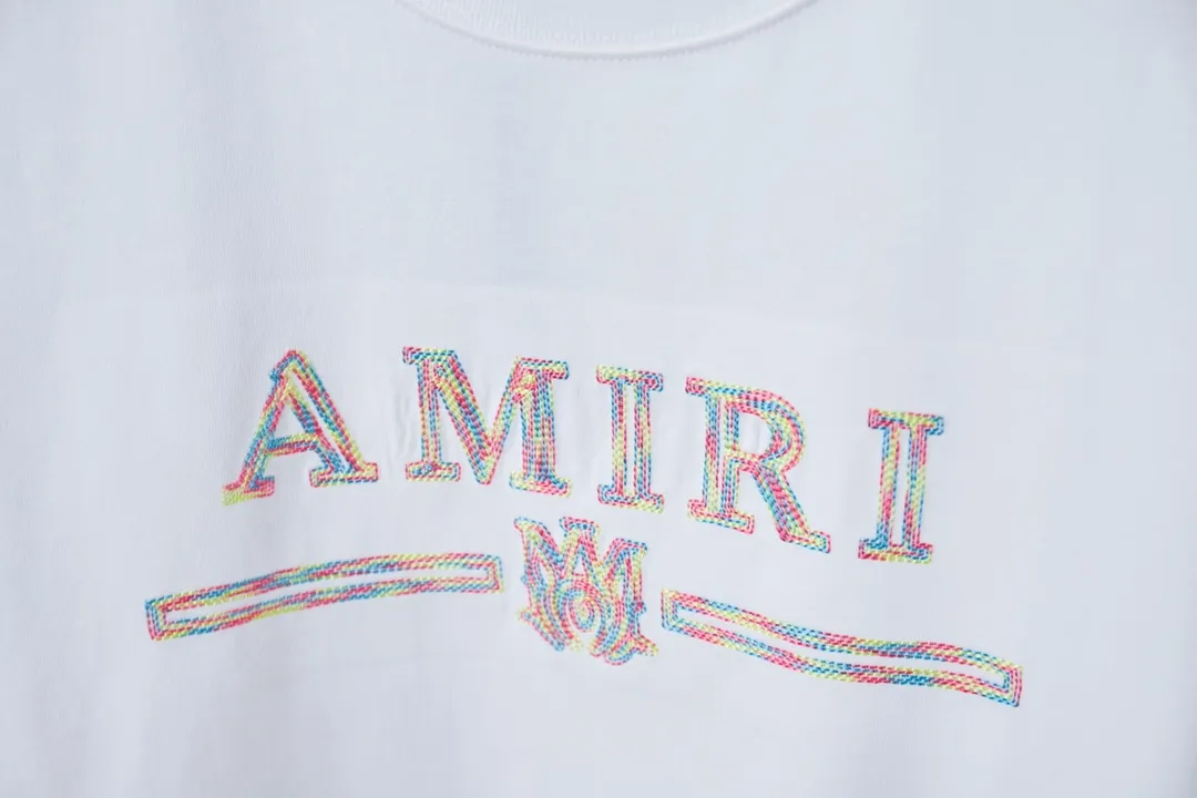 P150 AMIRI 25SS early spring new style short sleeves with embroidered letters, light luxury, a must-have item for daily commuting for men and women, correct version, welcome to compare, detailed features · 320g 100% pure cotton double yarn jersey fabric · Special thickened 32 pieces of double-strand 1X1 thread in the same vat custom dyeing · Imported Tajima machine embroidery color hollow show. Garment washing water: ㊗️ Washing water is to make the embroidery softer · Double-needle sewing and cross-seam technology · Original main mark, washed tag, brand moisture-proof paper packaging Color: black/white Size: S/M/L/XL